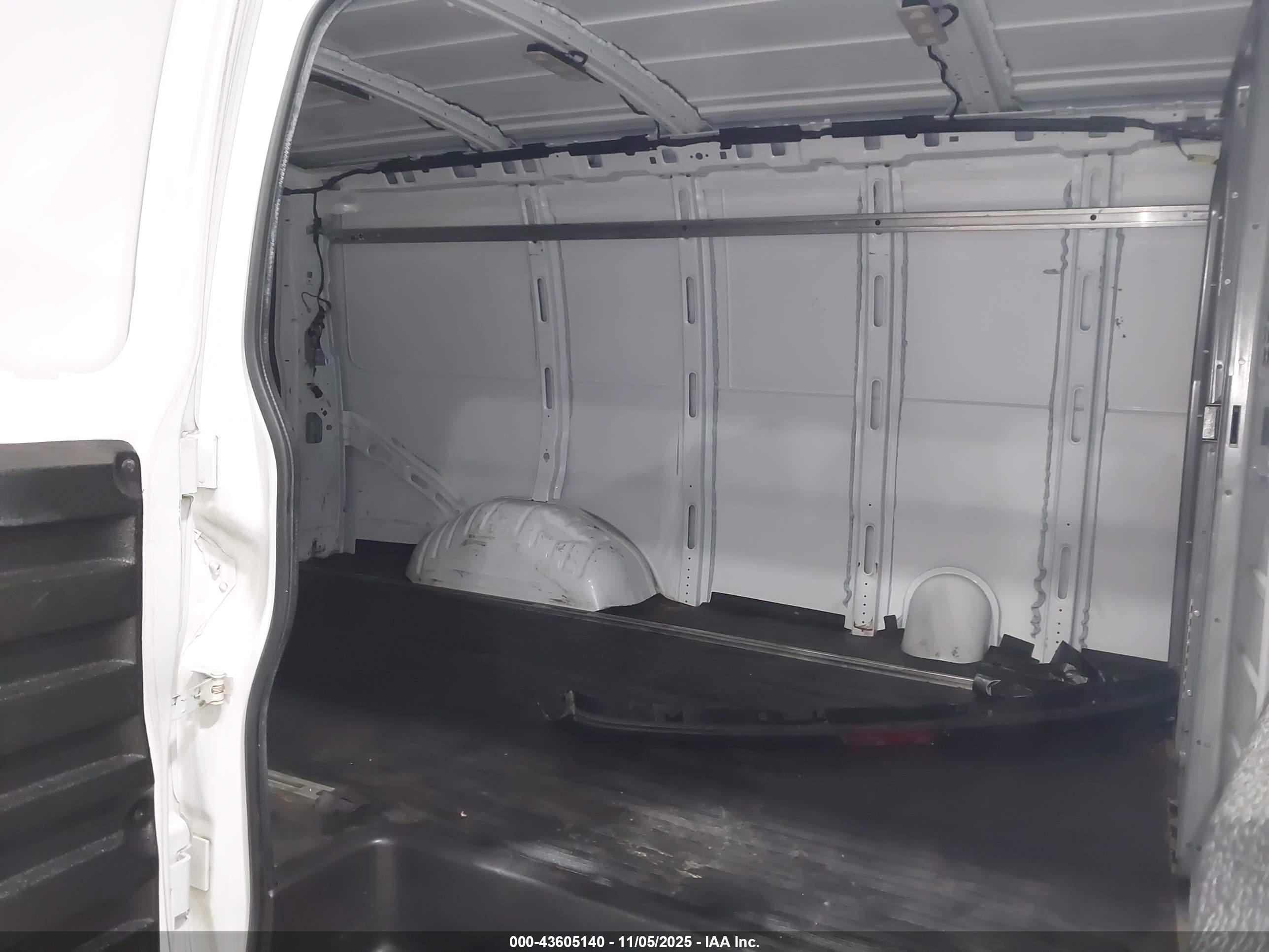 CHEVROLET EXPRESS image 8