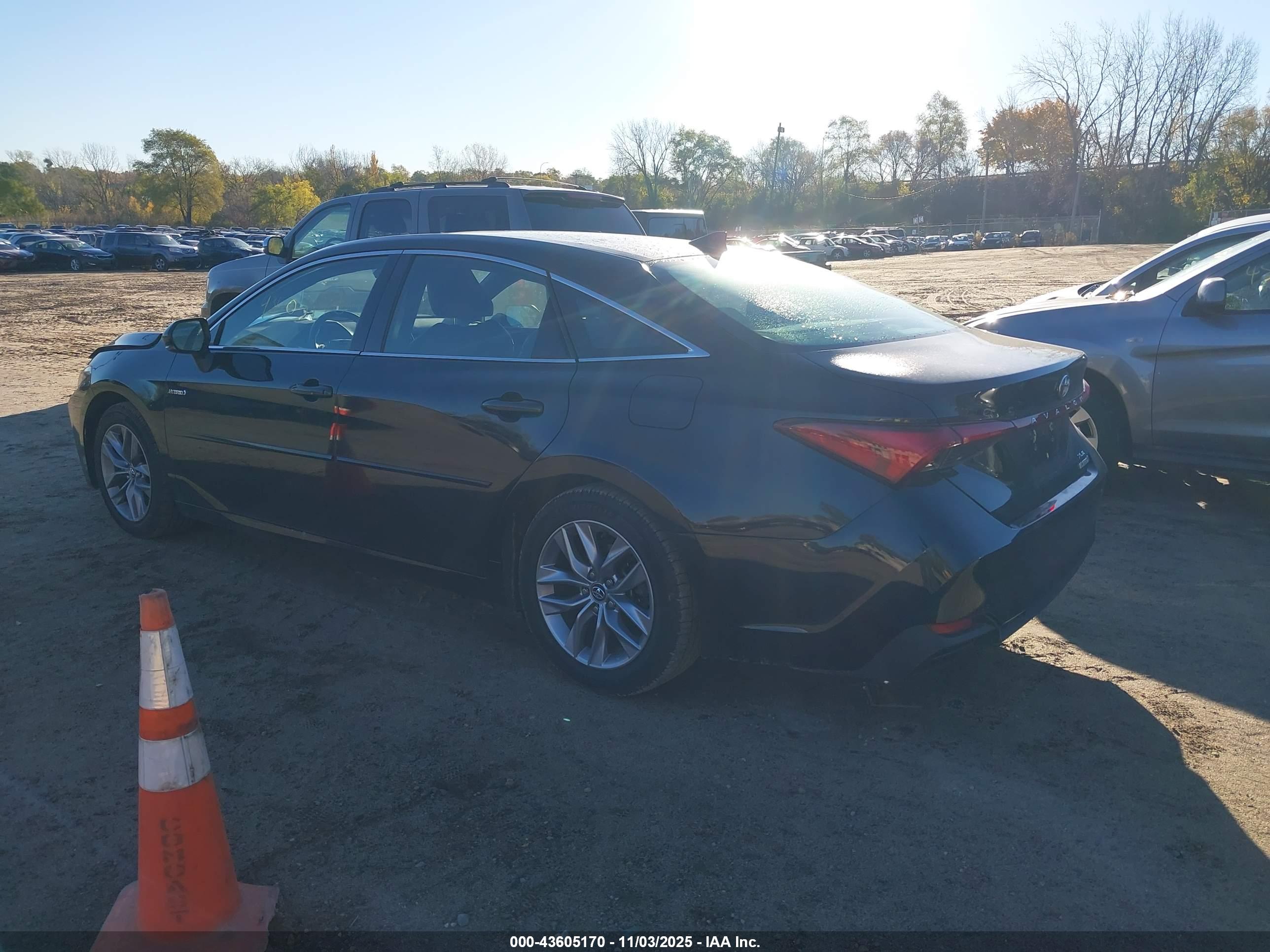 TOYOTA AVALON image 3
