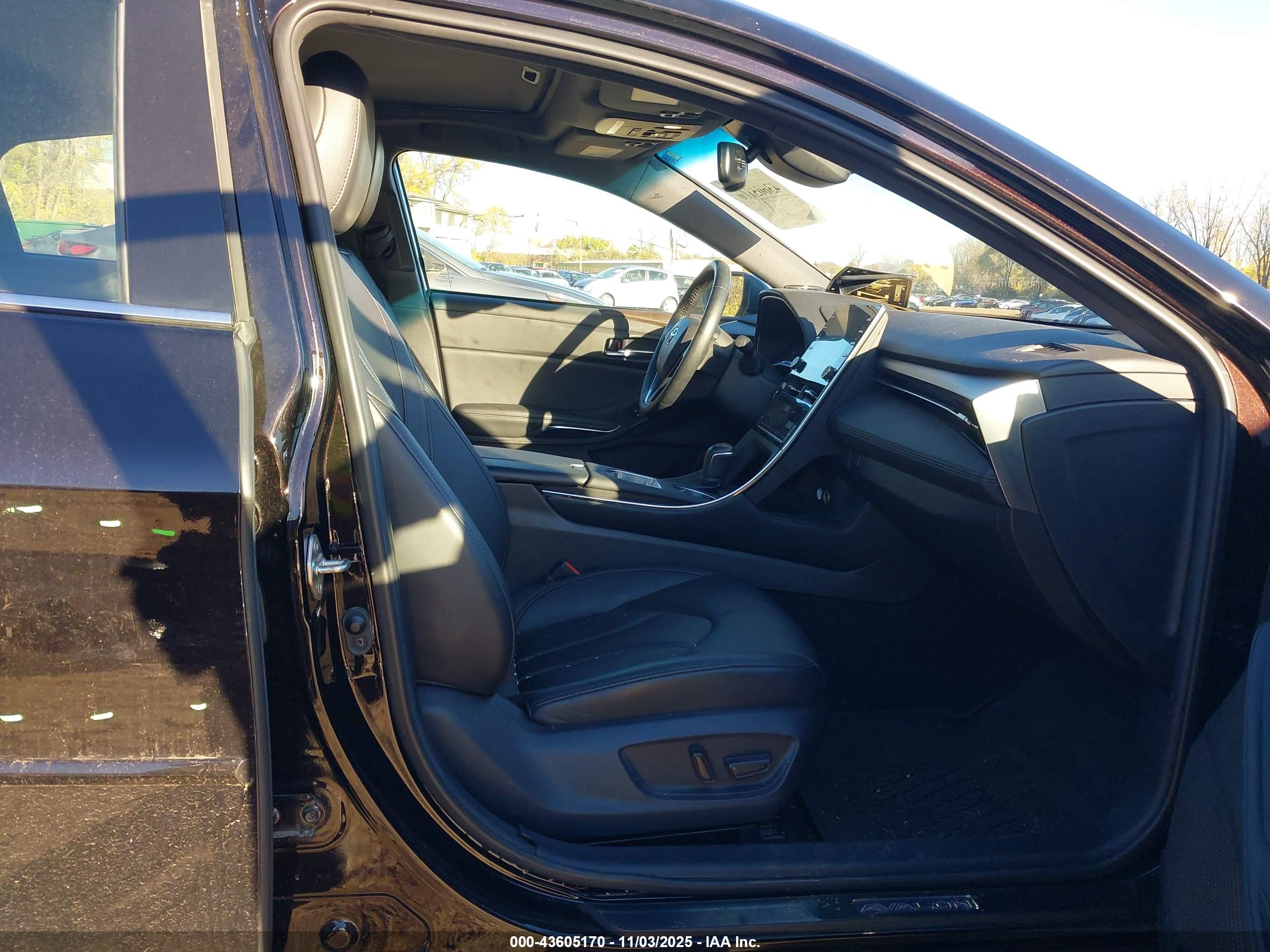 TOYOTA AVALON image 5