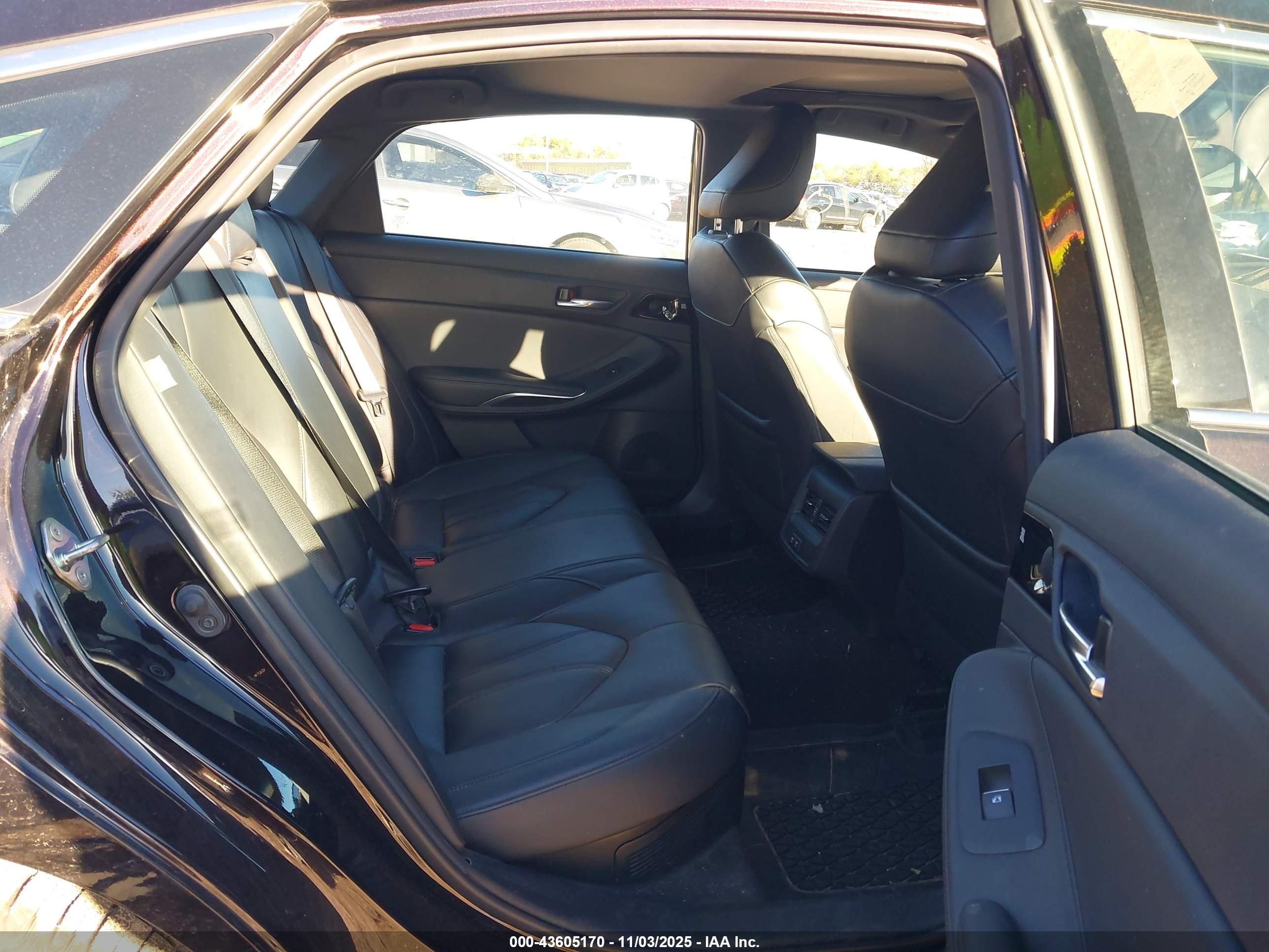 TOYOTA AVALON image 8