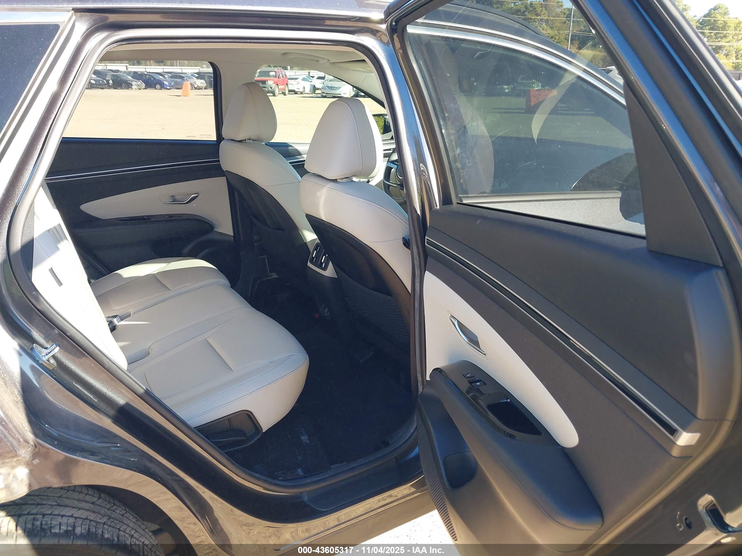 HYUNDAI TUCSON image 8