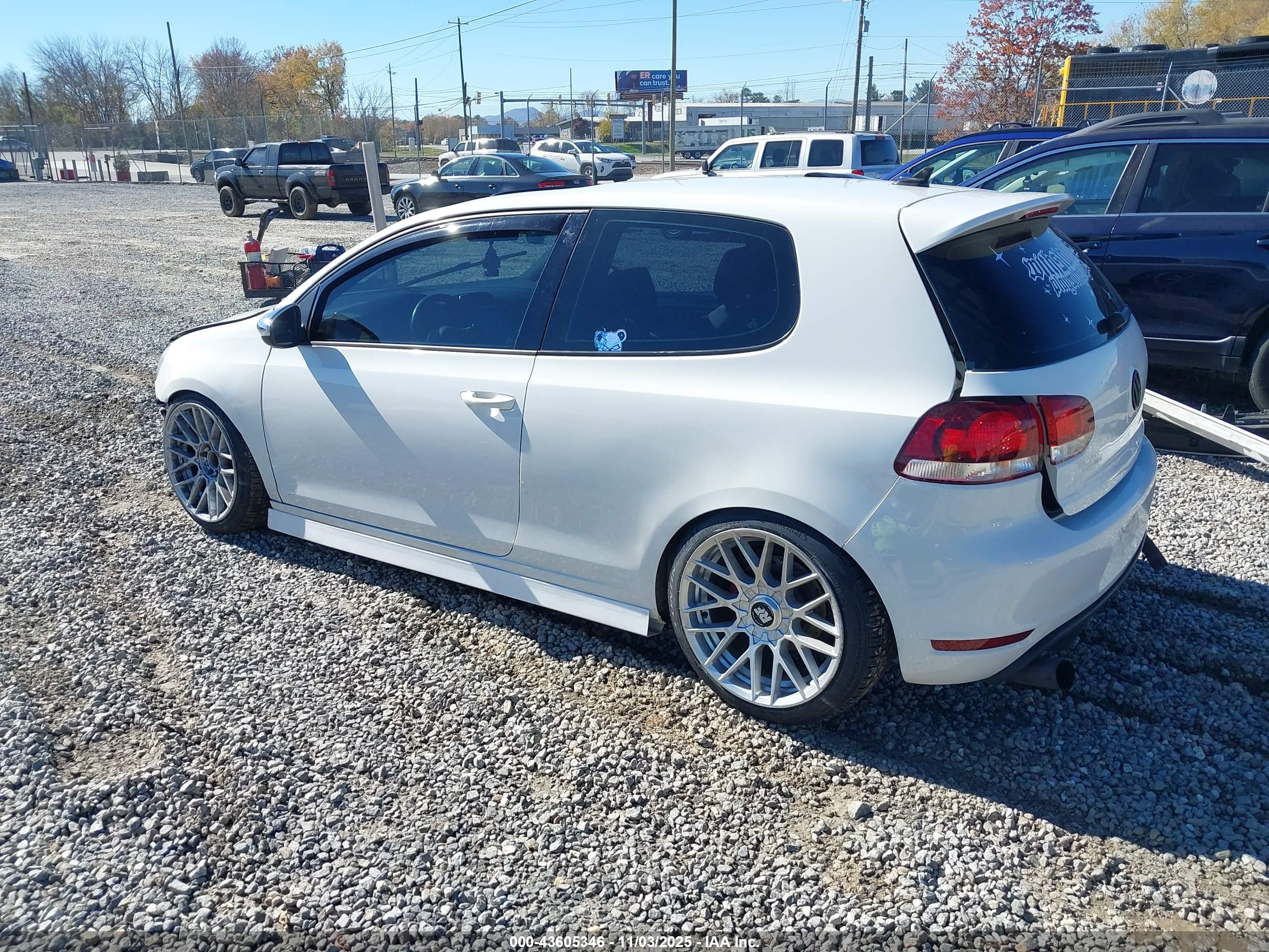 VOLKSWAGEN GTI image 3