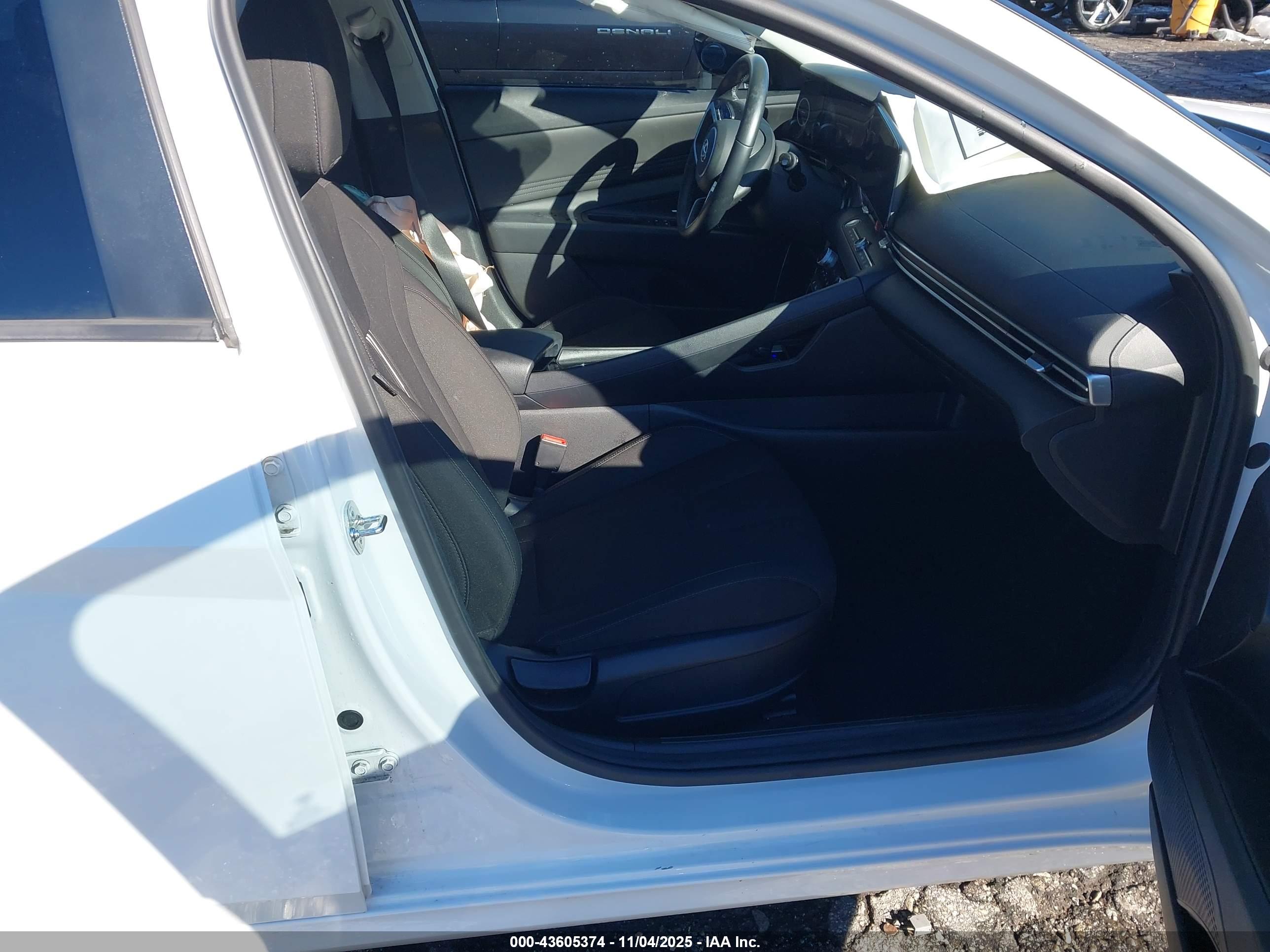 HYUNDAI ELANTRA image 5