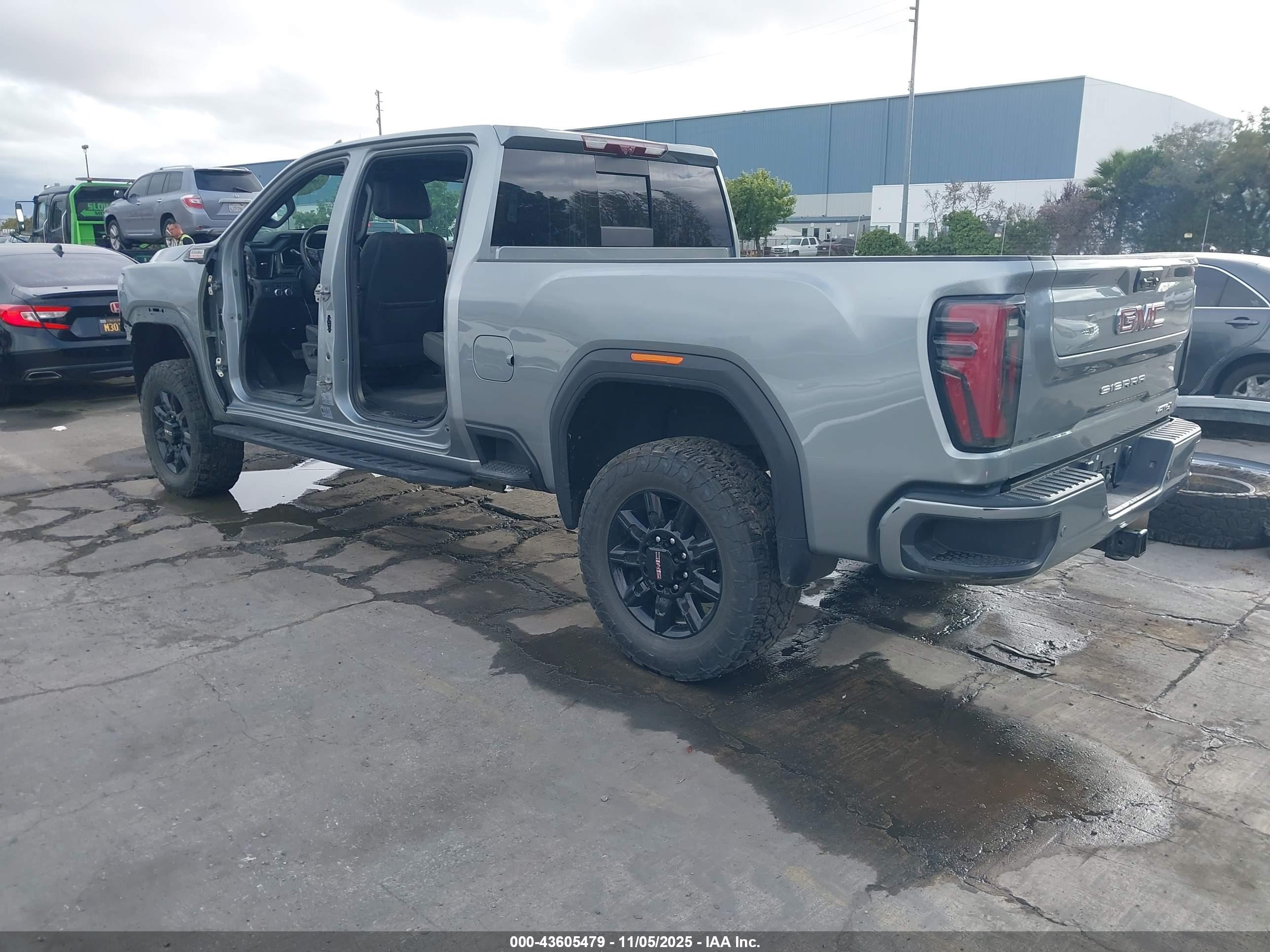 GMC SIERRA image 3