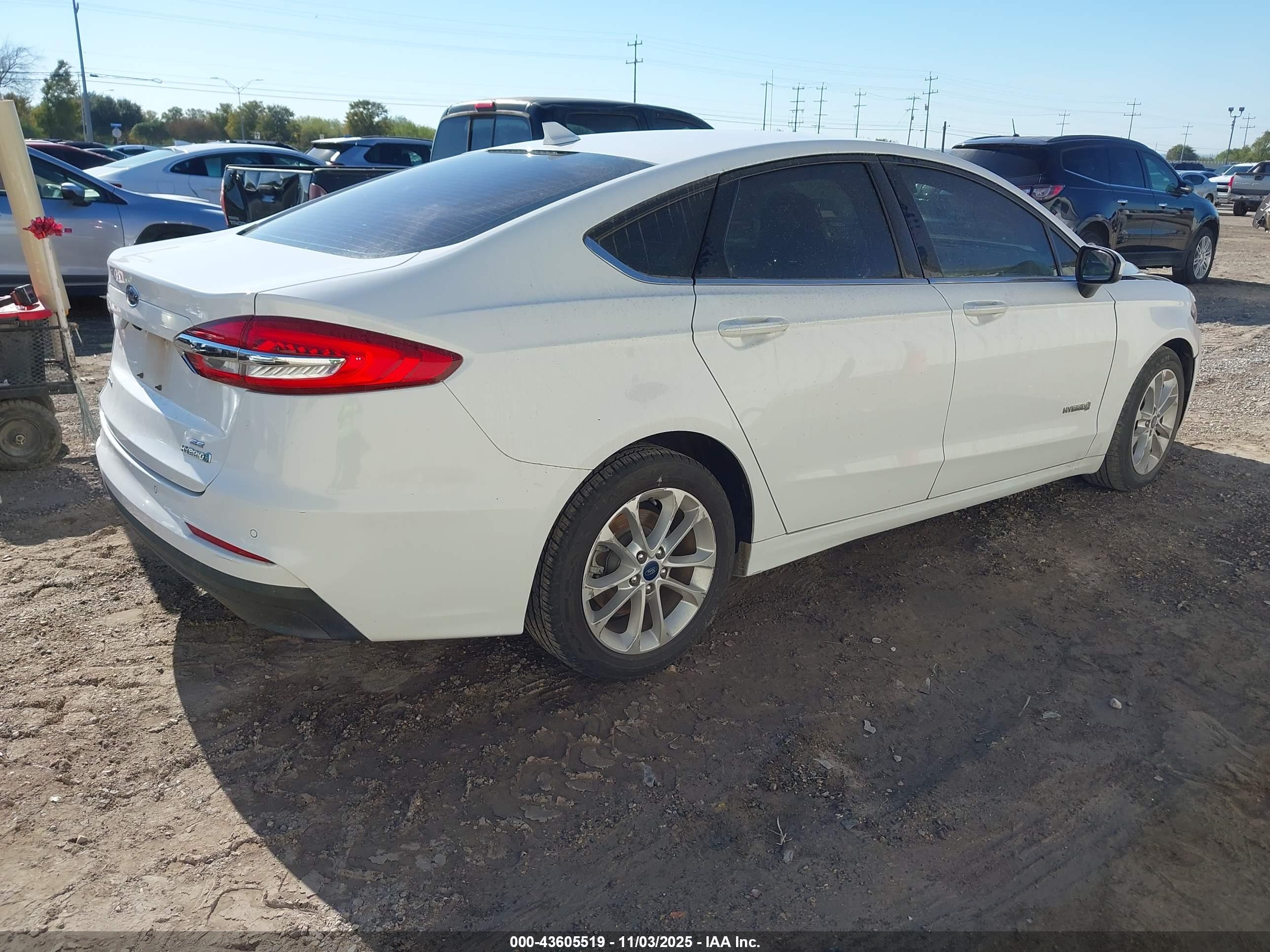 FORD FUSION image 4