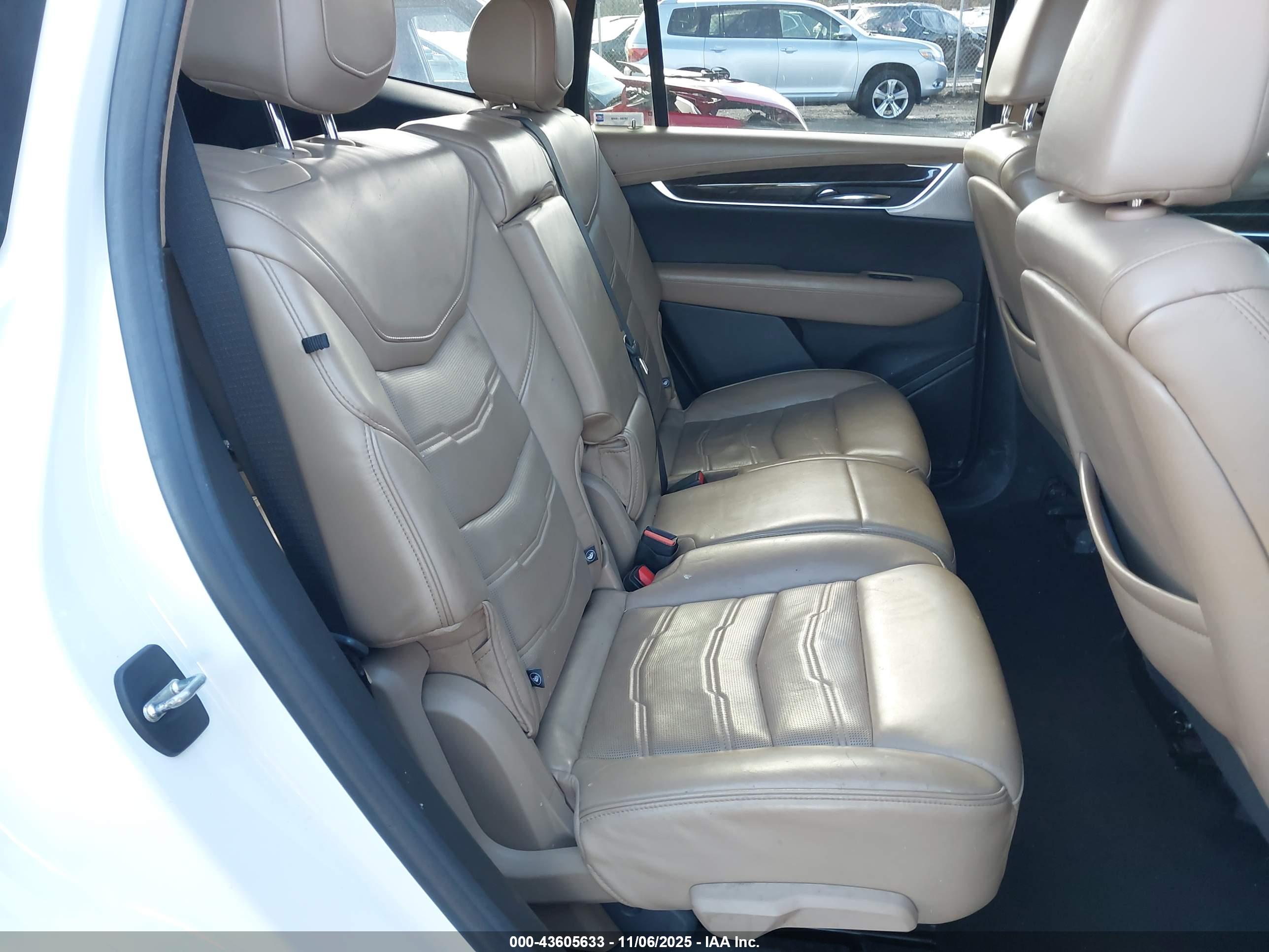 CADILLAC XT6 image 8