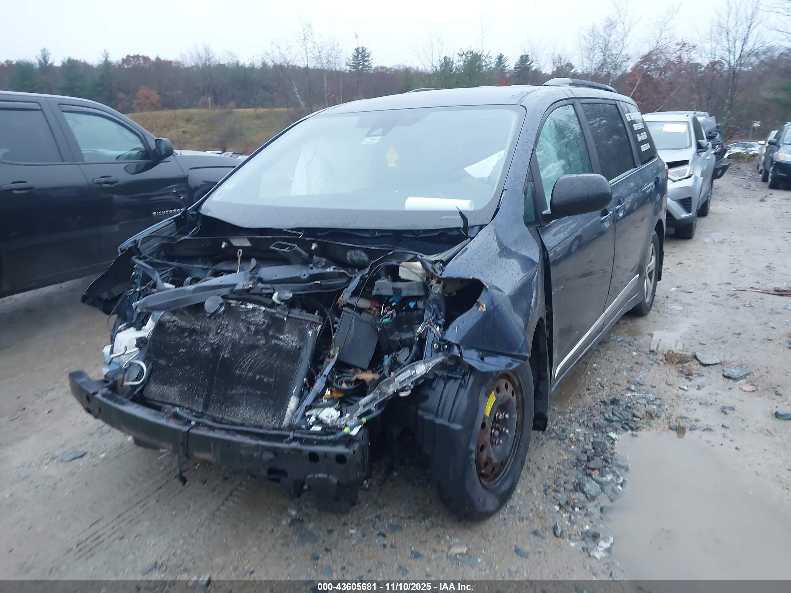 TOYOTA SIENNA image 2