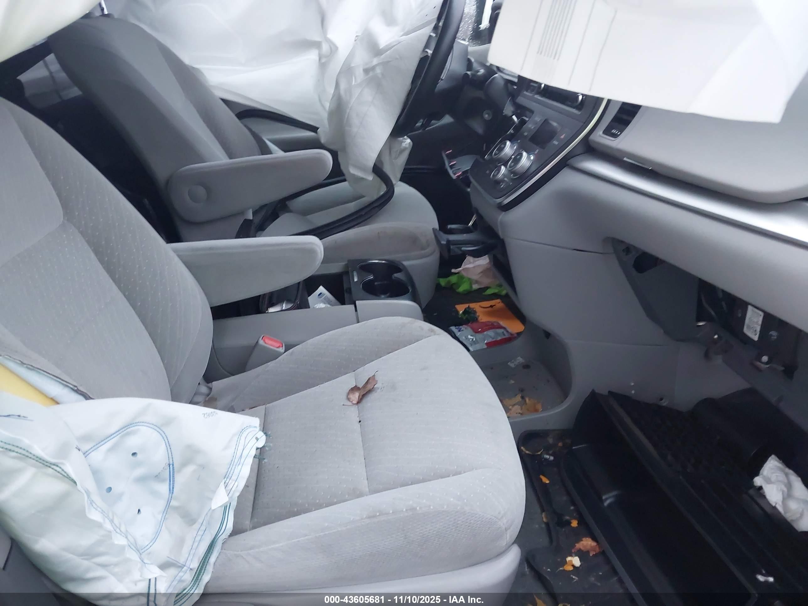 TOYOTA SIENNA image 5