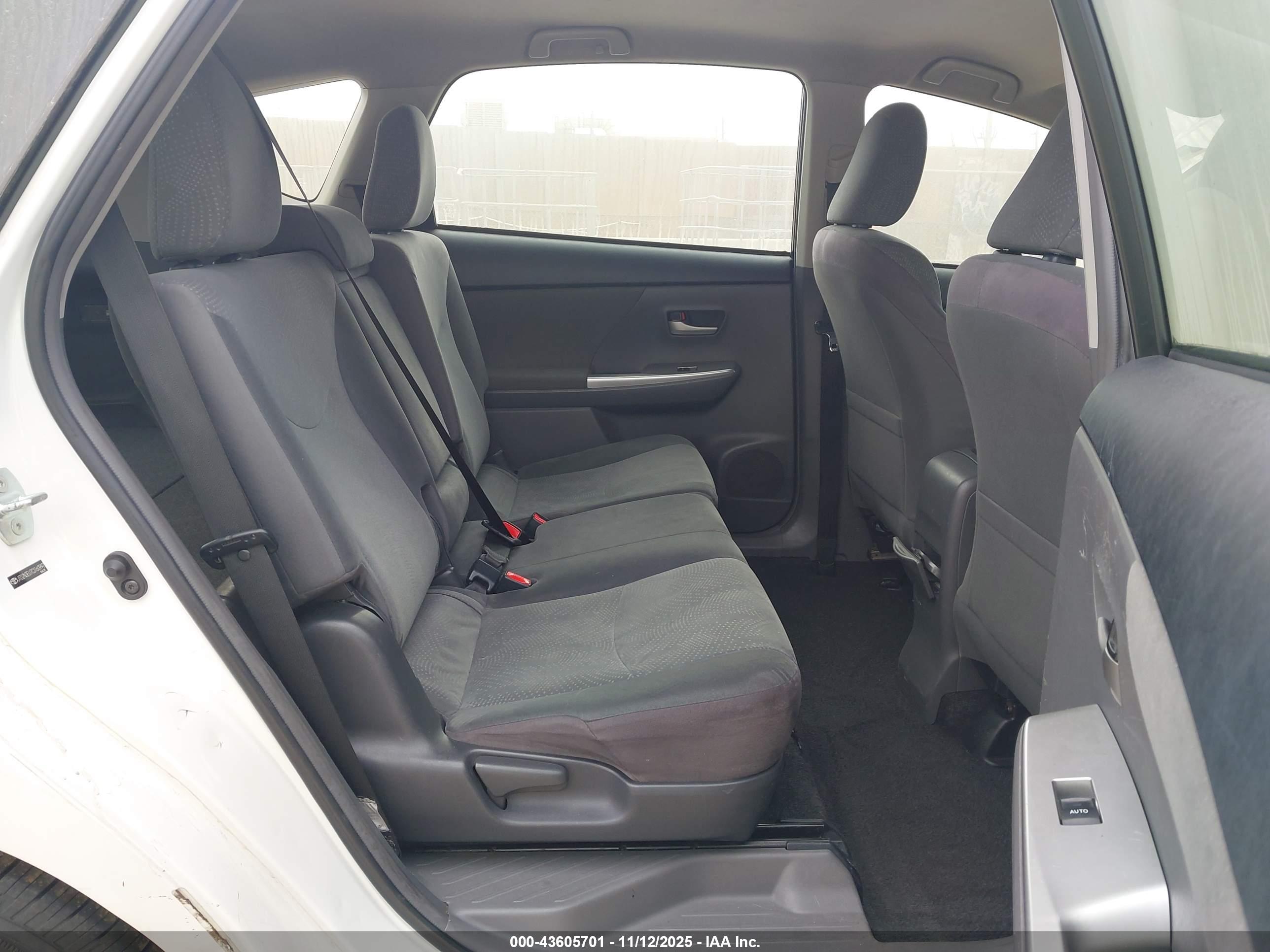 TOYOTA PRIUS image 8
