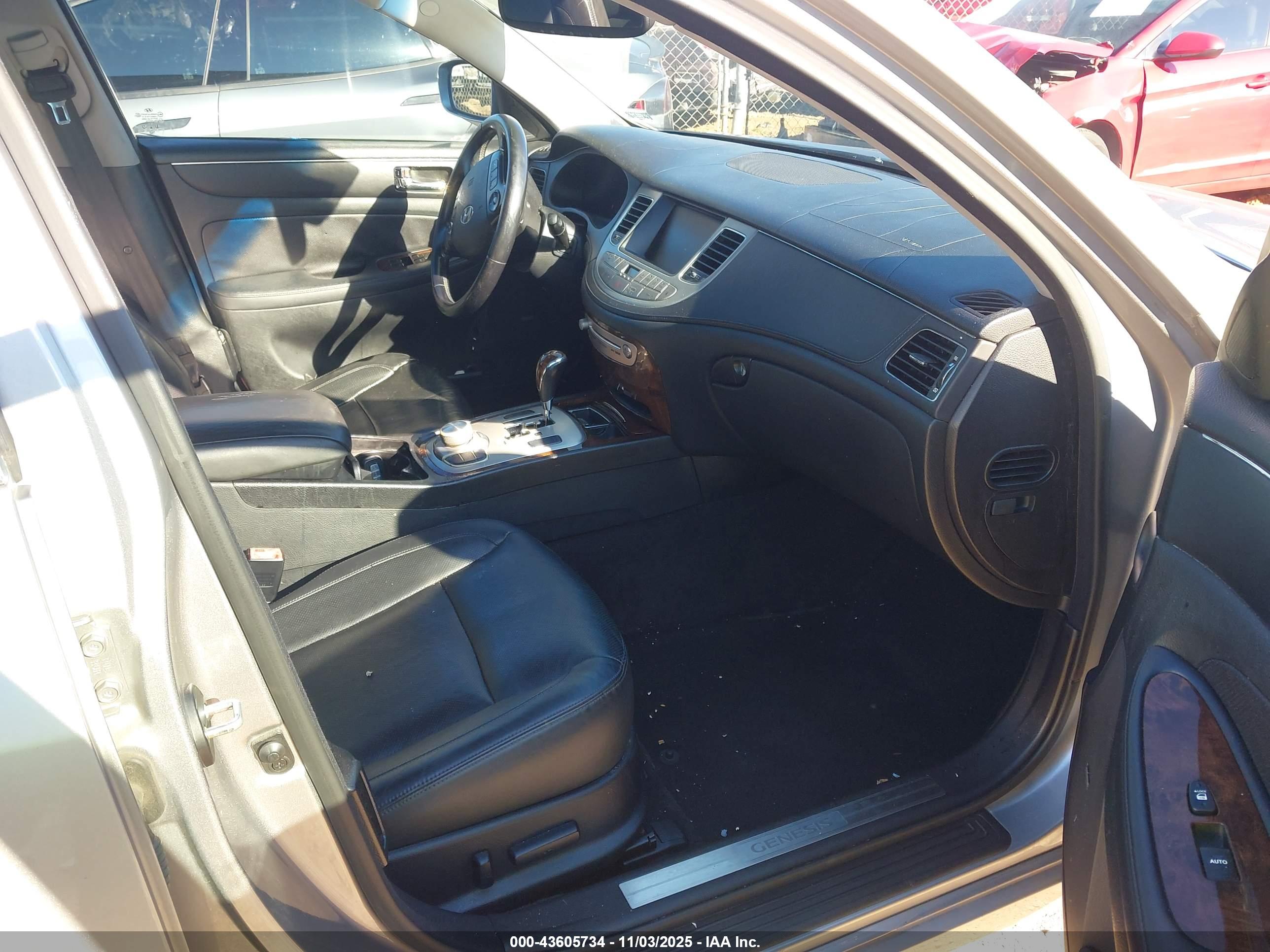 HYUNDAI GENESIS image 5