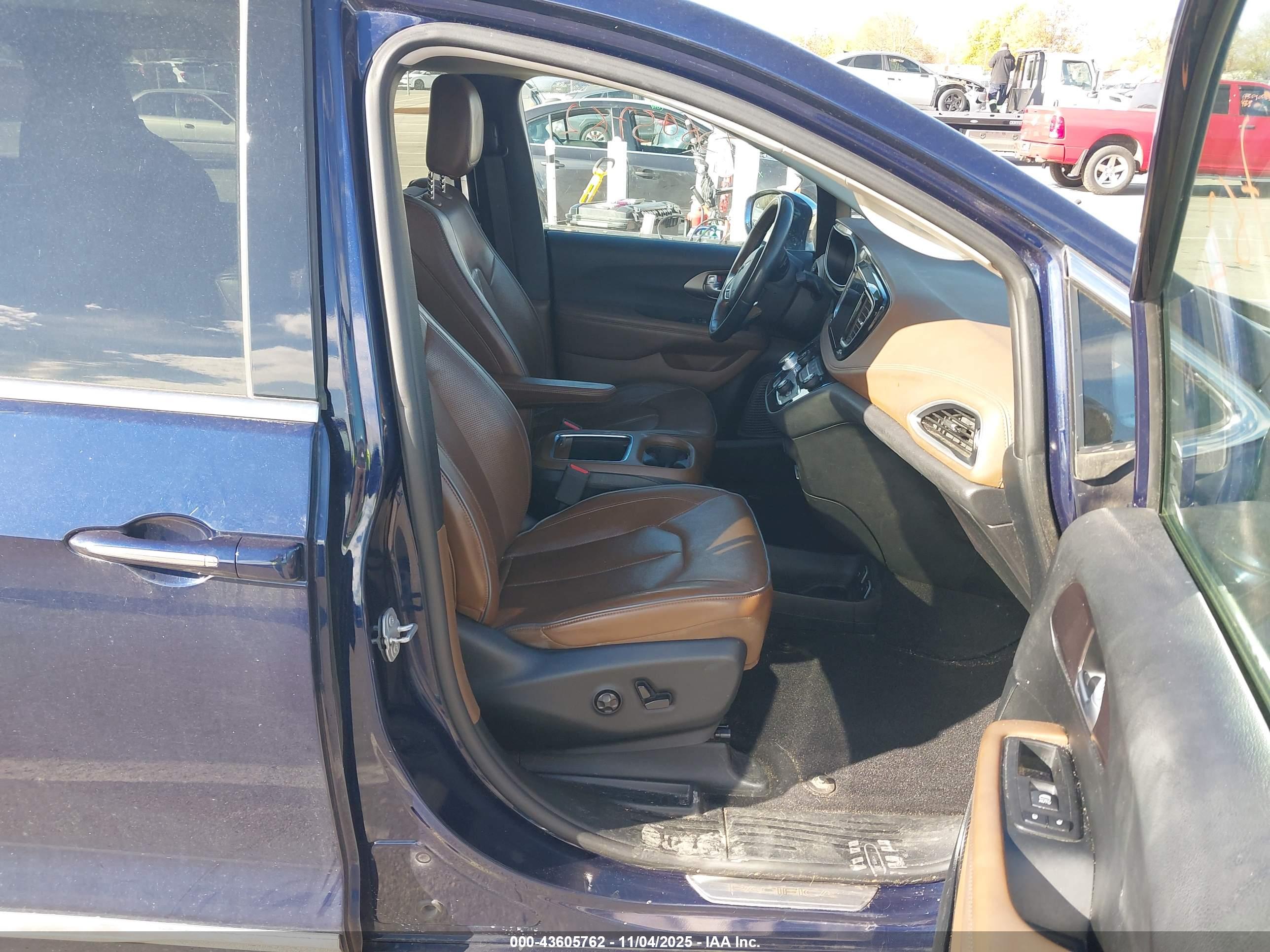 CHRYSLER PACIFICA image 5