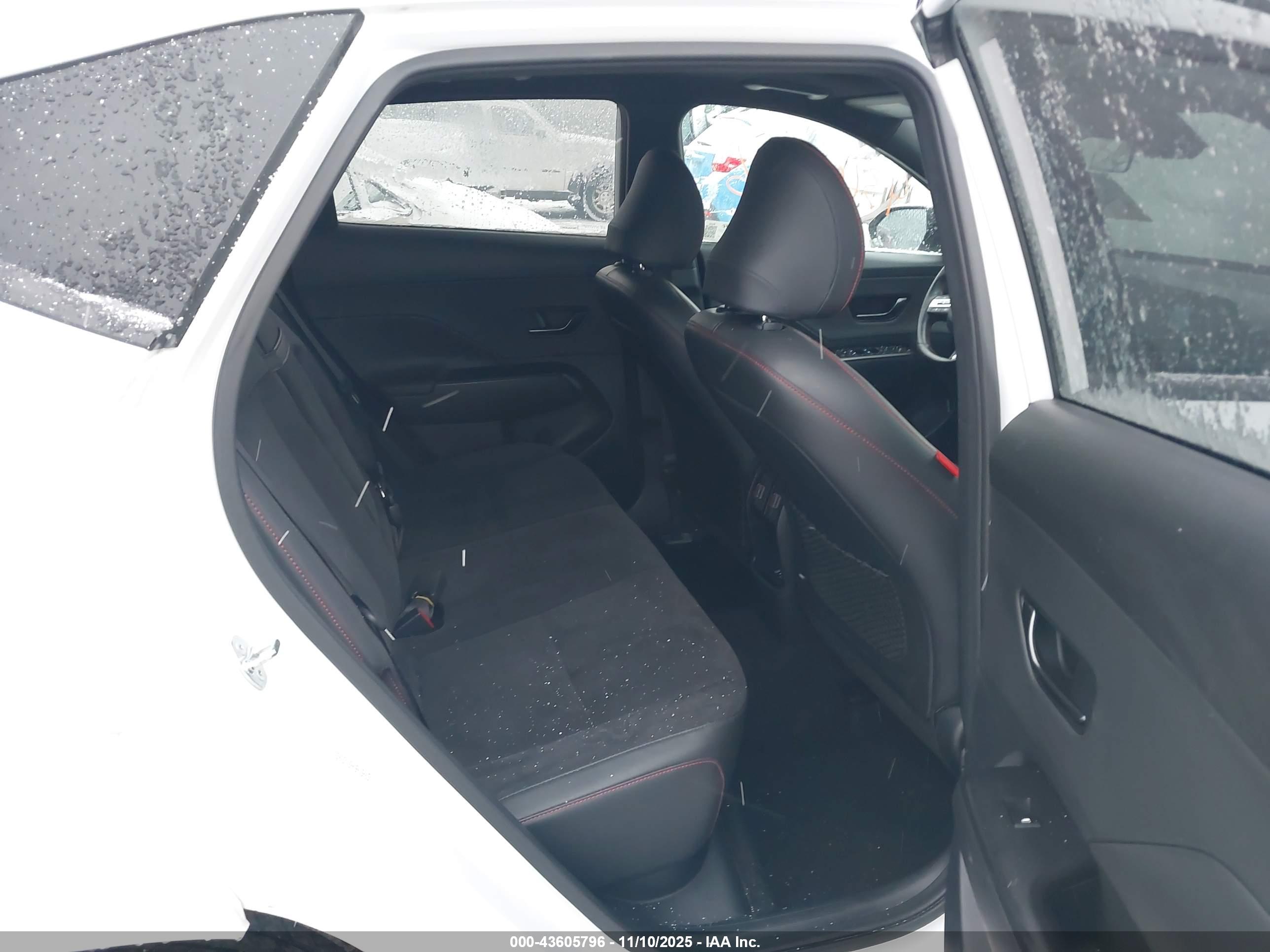 HYUNDAI KONA image 8