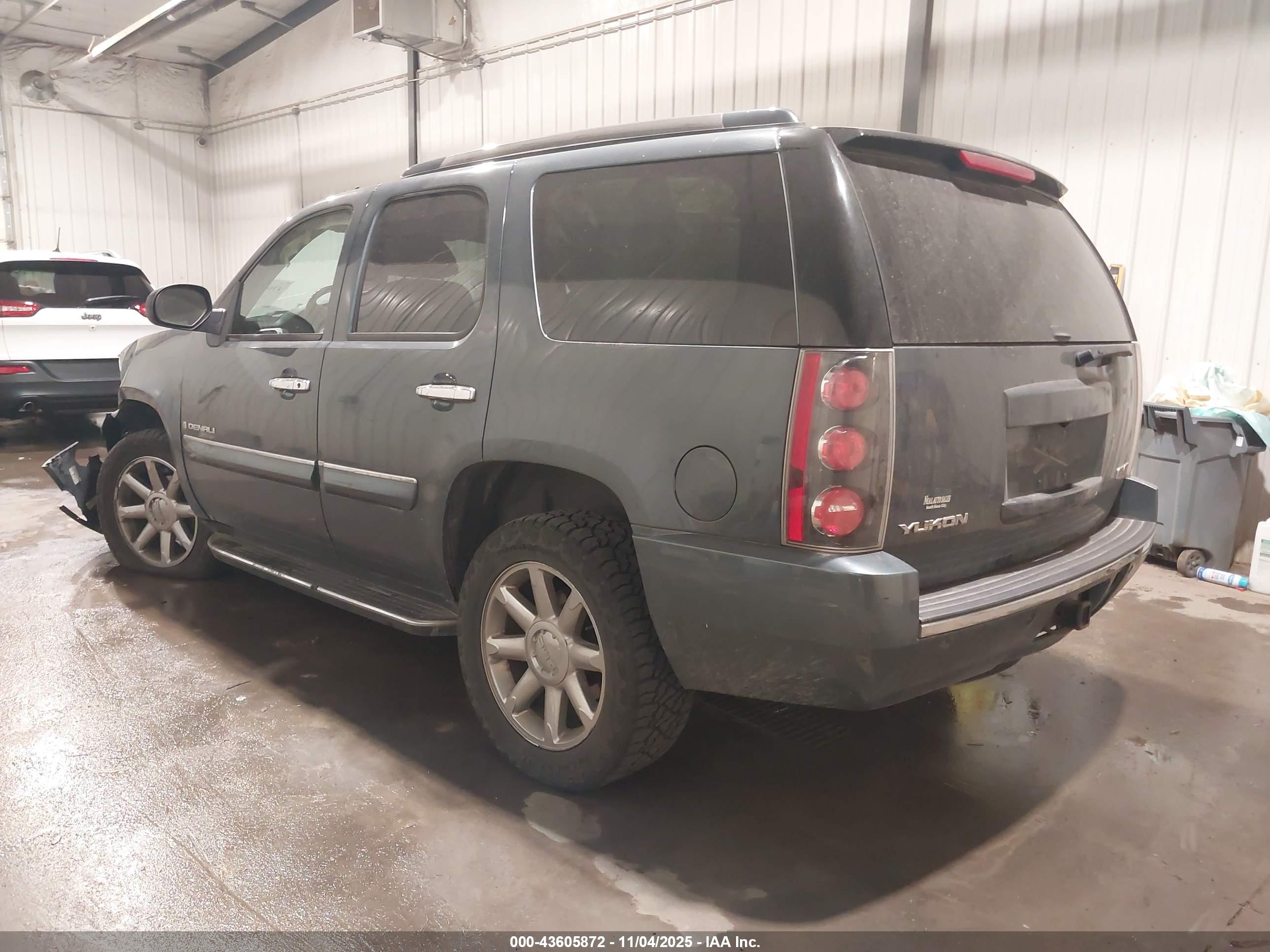 GMC YUKON image 3