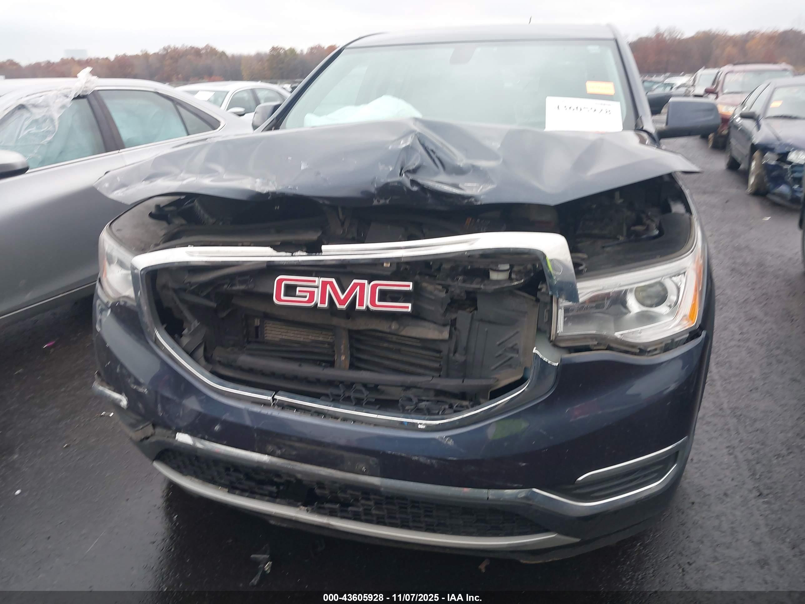 GMC ACADIA image 6