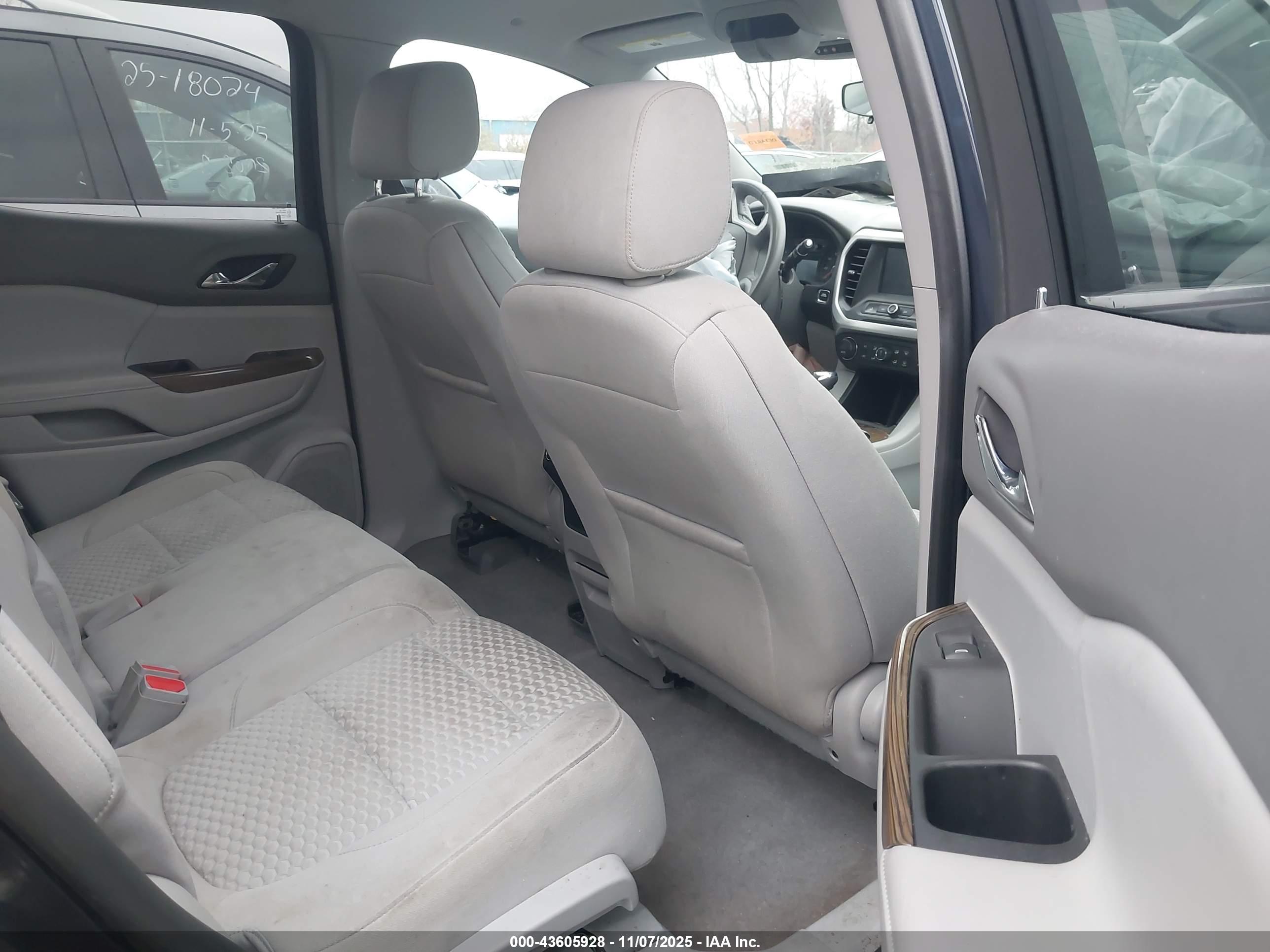 GMC ACADIA image 8