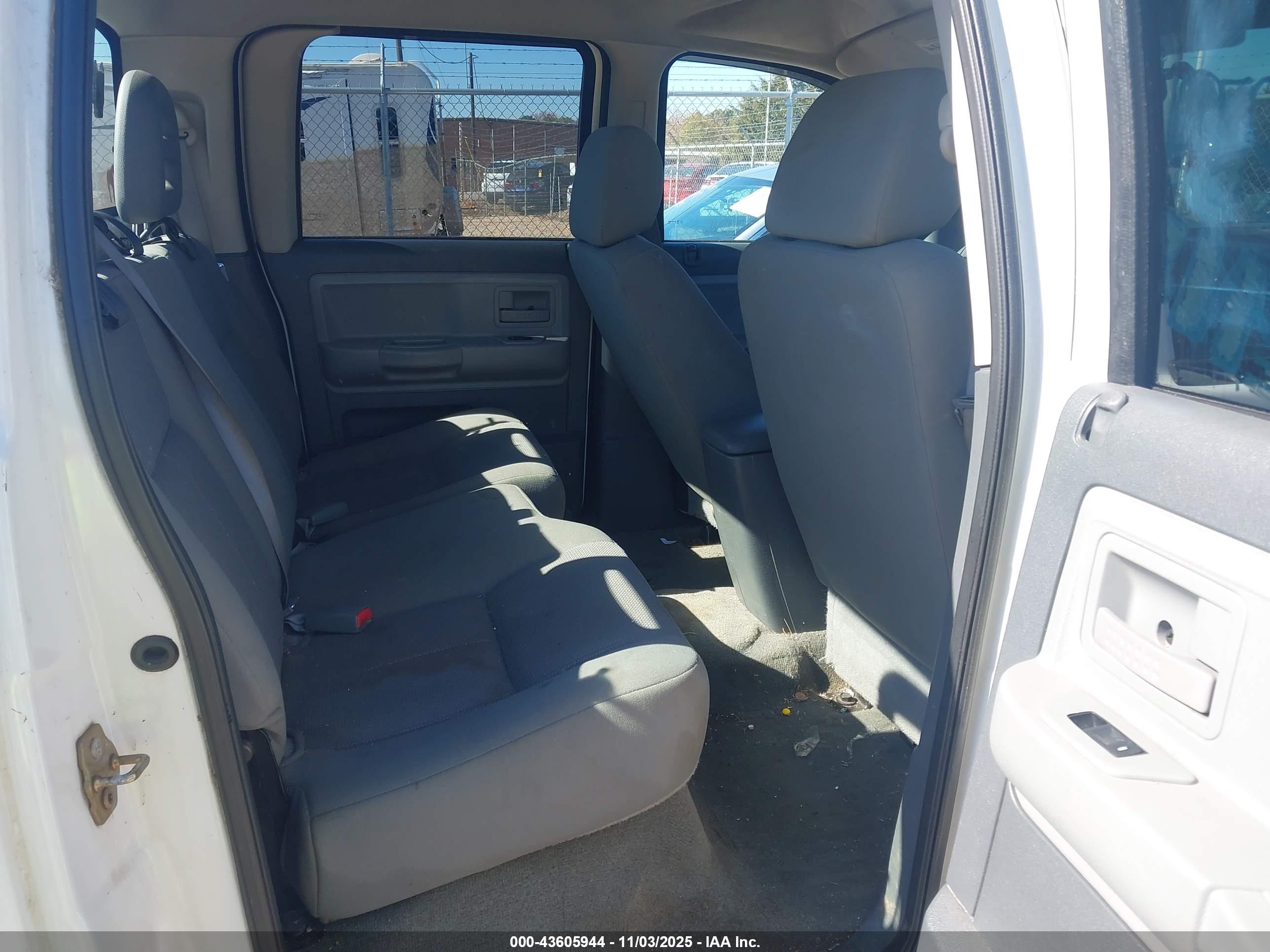 DODGE DAKOTA image 8
