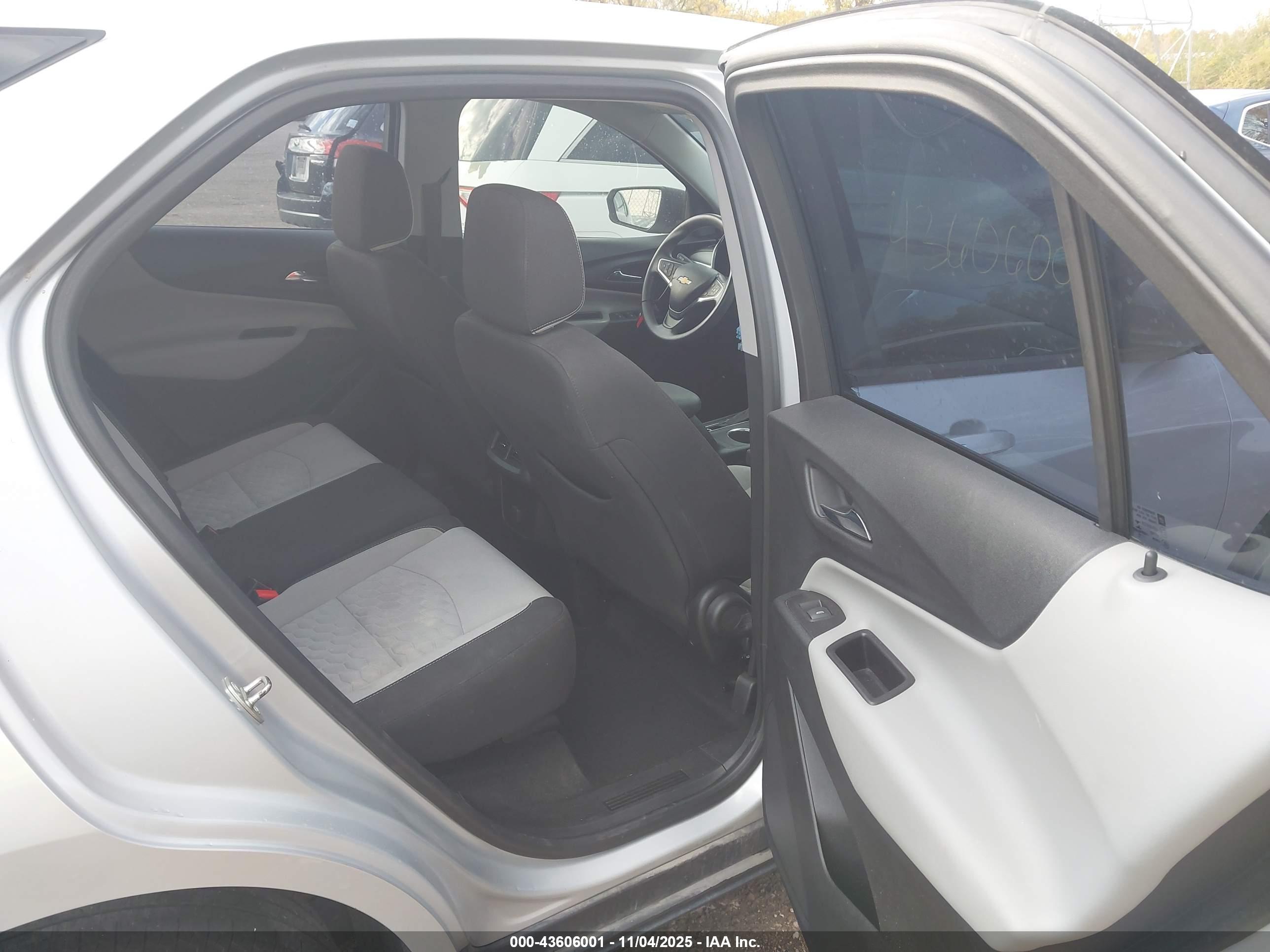 CHEVROLET EQUINOX image 8