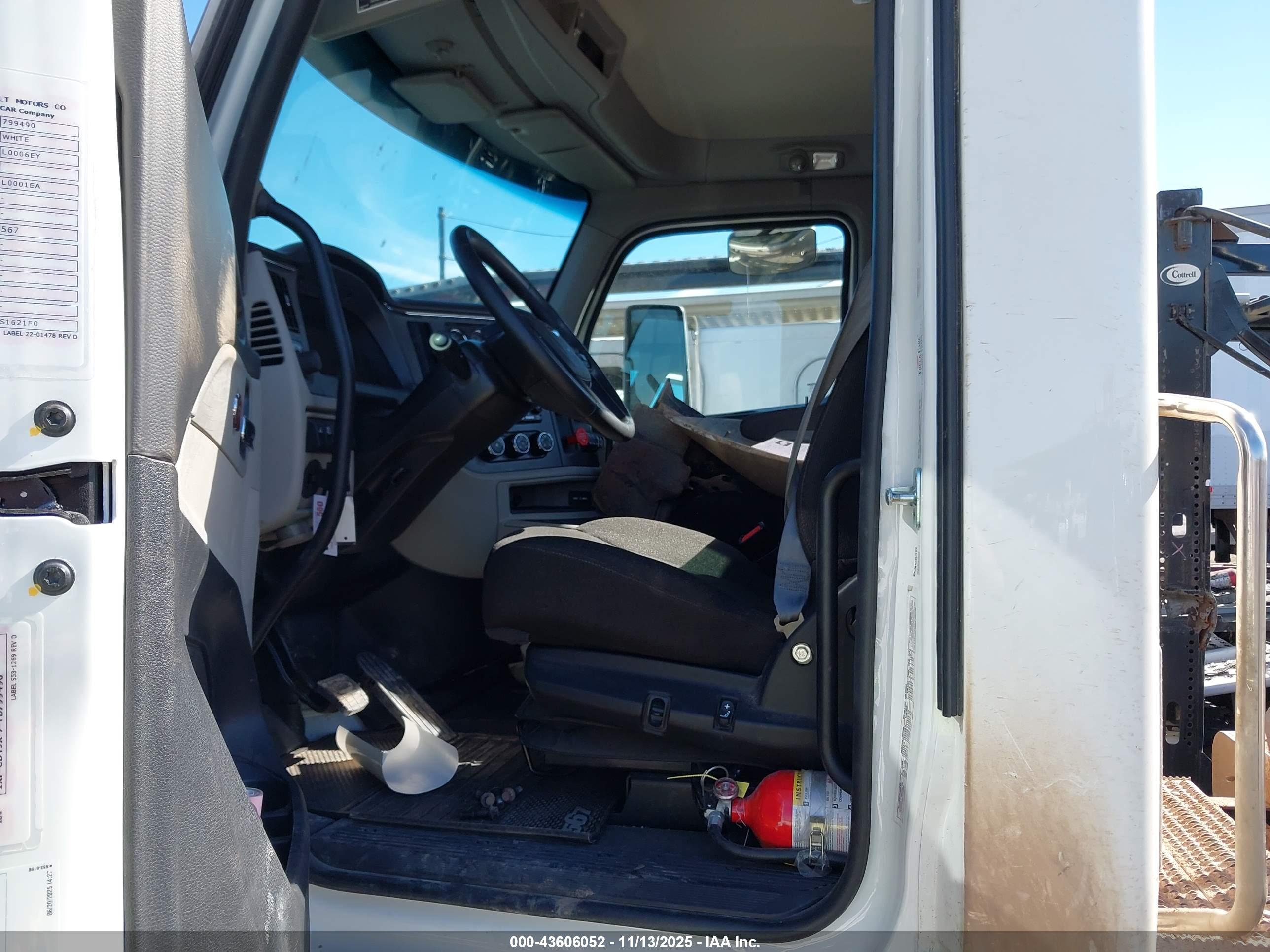 PETERBILT 567 image 7