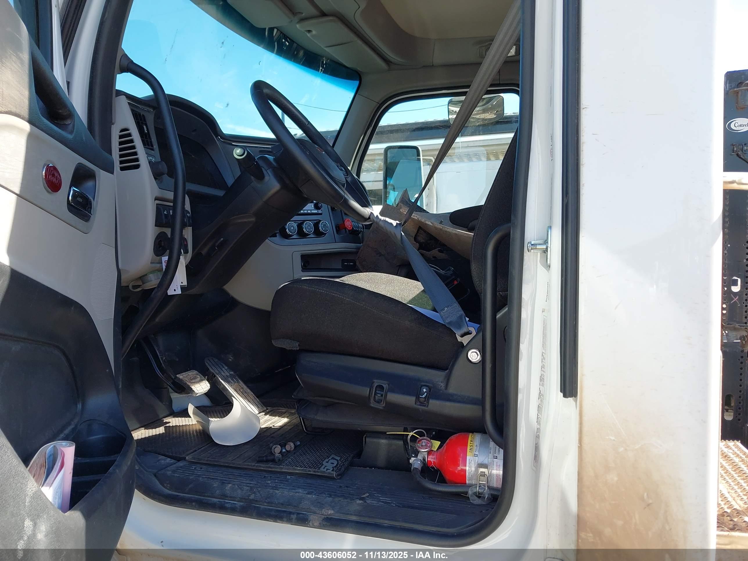 PETERBILT 567 image 8