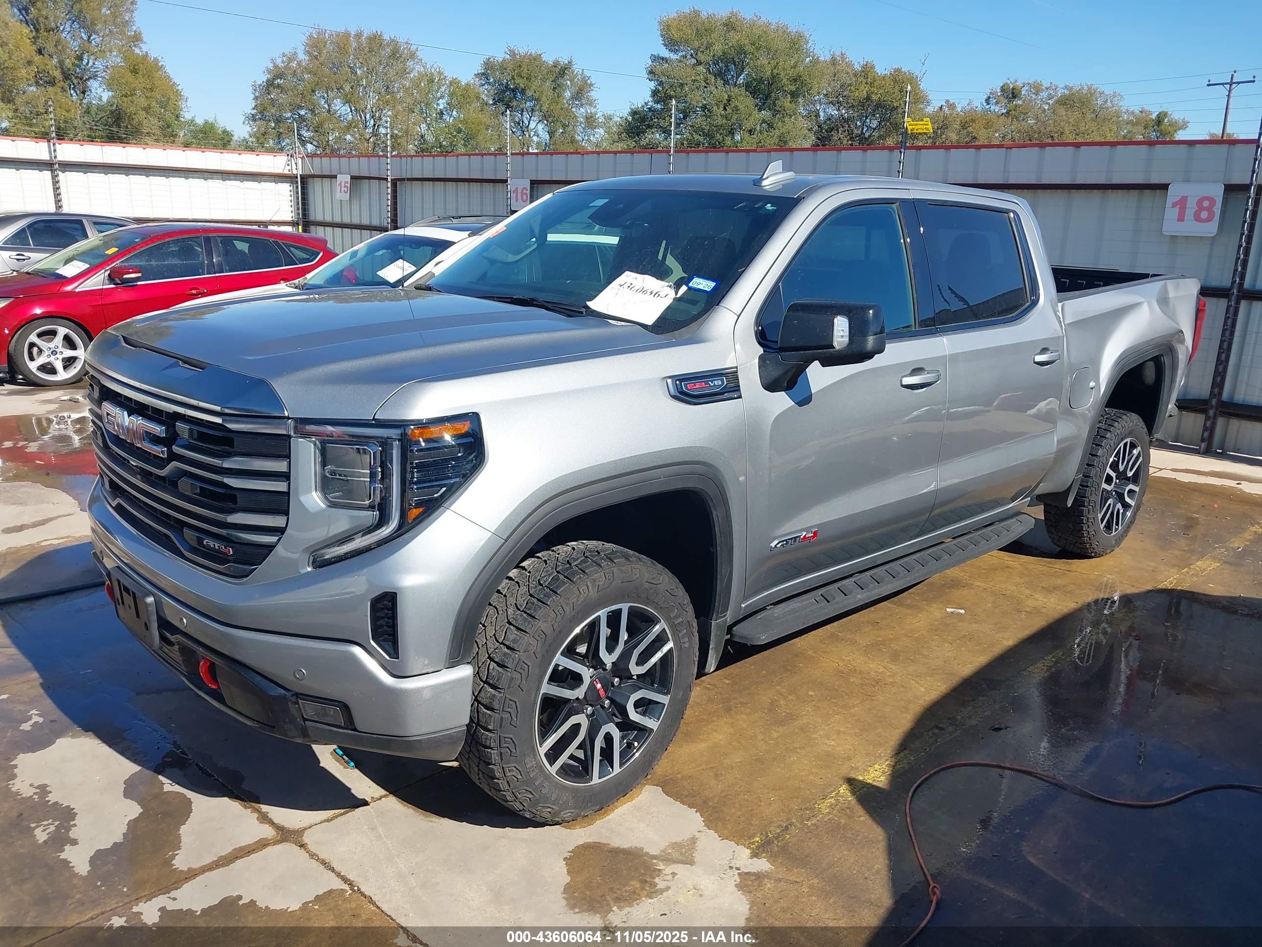 GMC SIERRA image 2