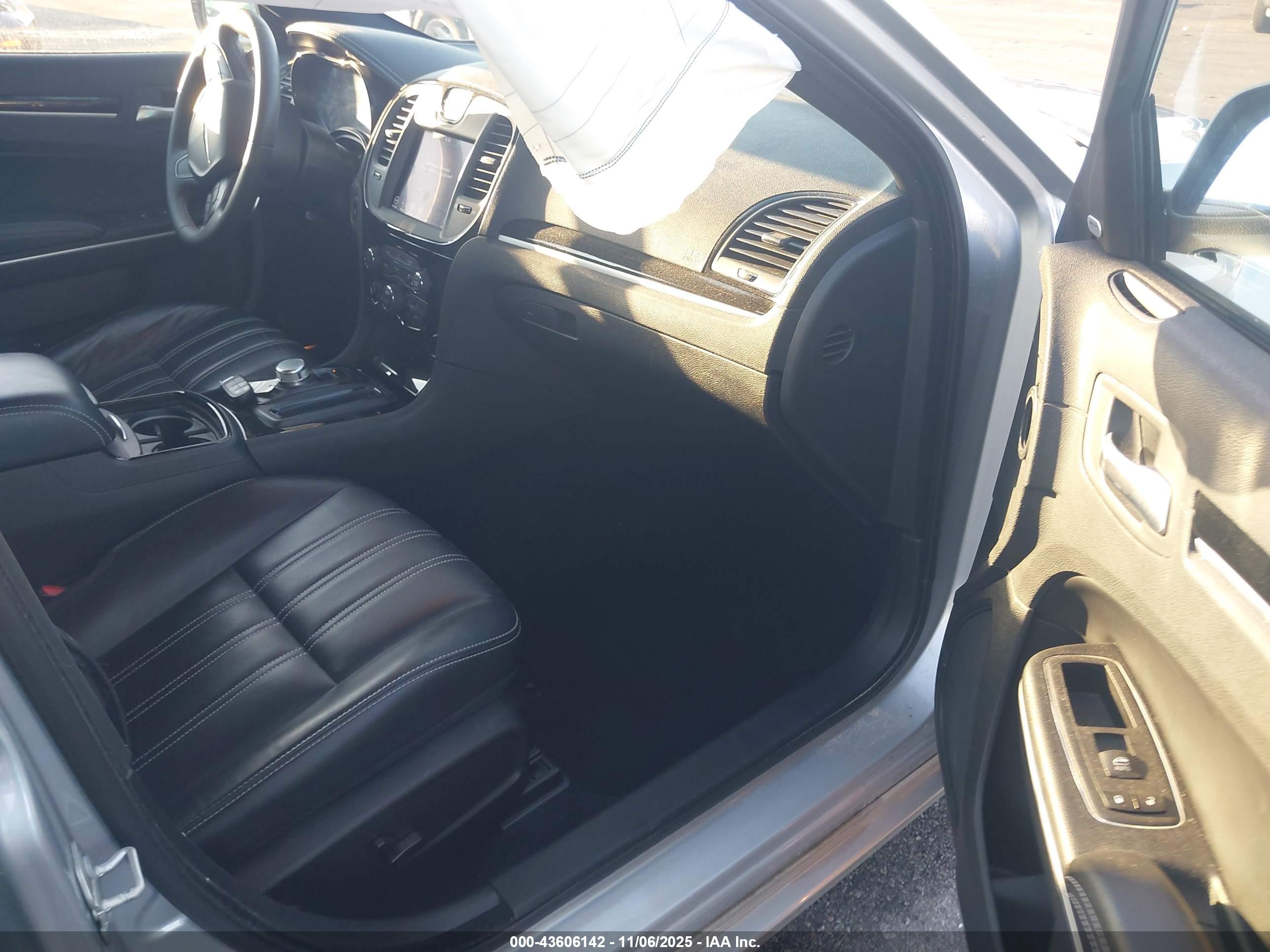 CHRYSLER 300 image 5