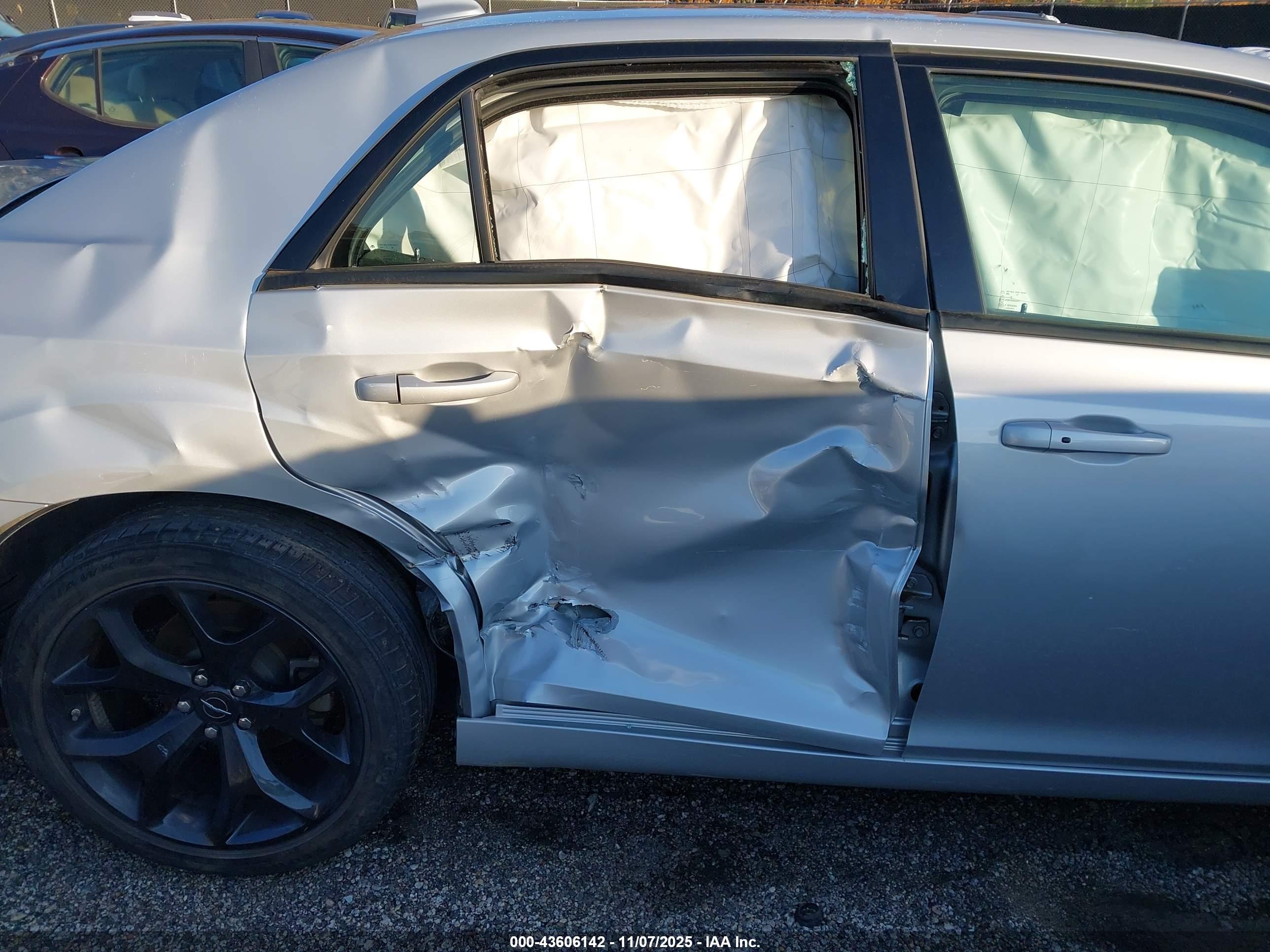 CHRYSLER 300 image 6