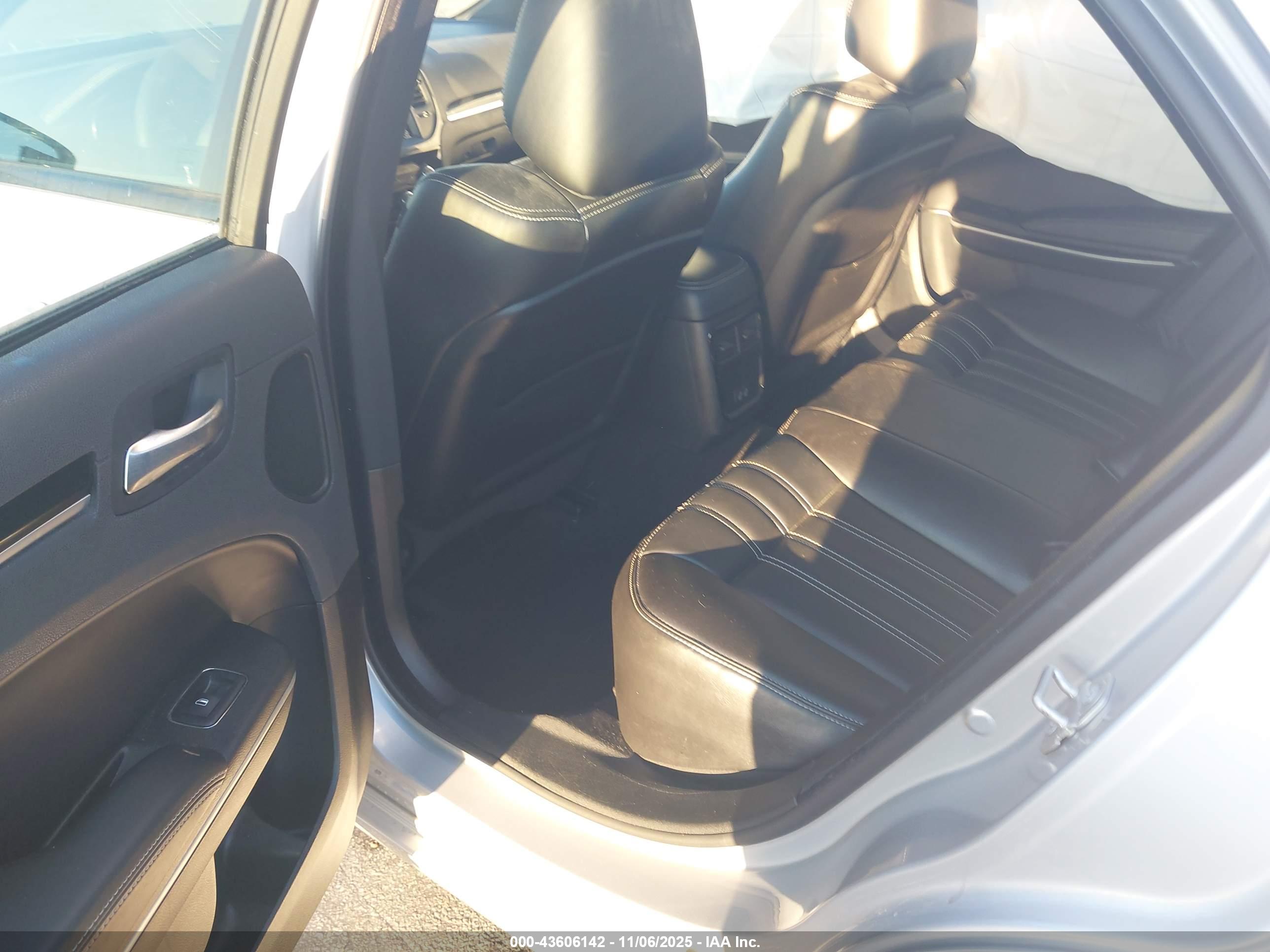 CHRYSLER 300 image 8
