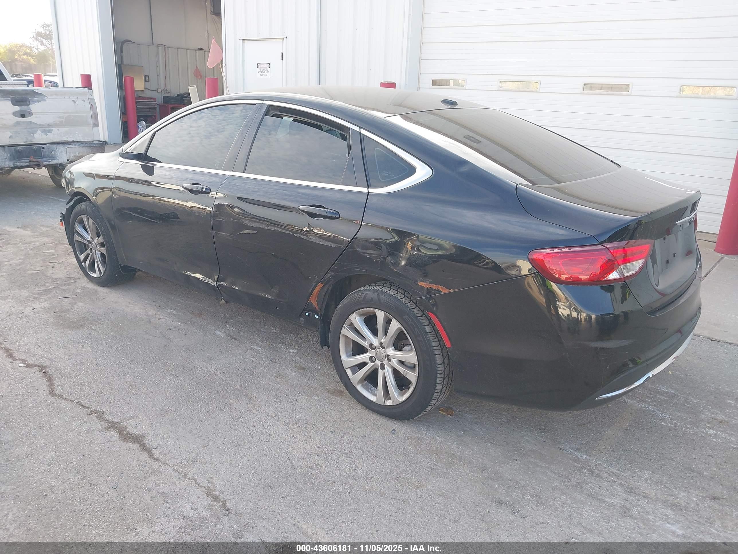 CHRYSLER 200 image 3