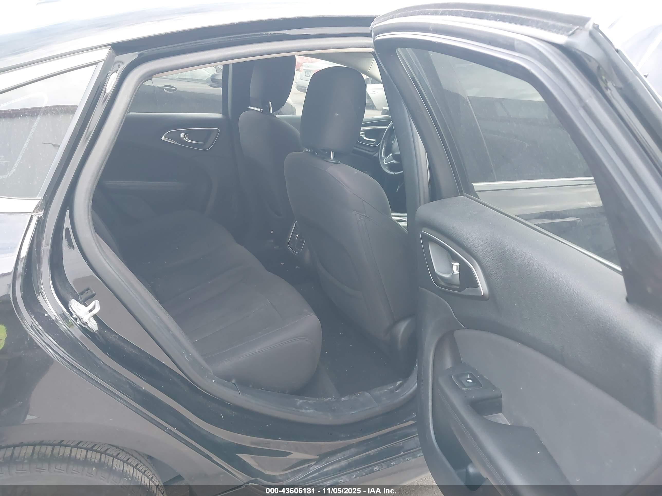 CHRYSLER 200 image 8