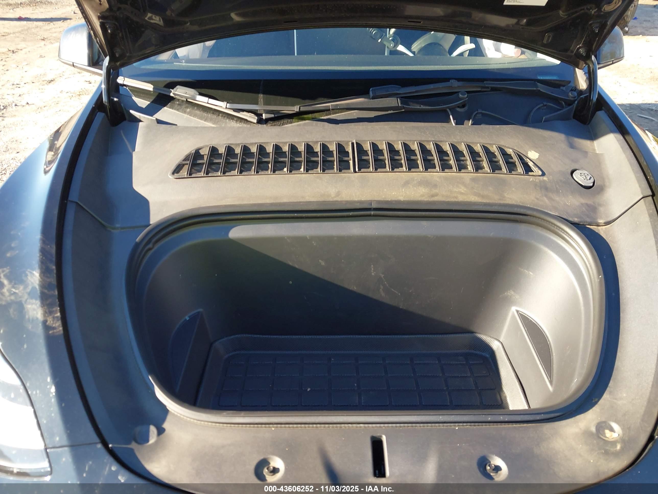 TESLA MODEL image 10