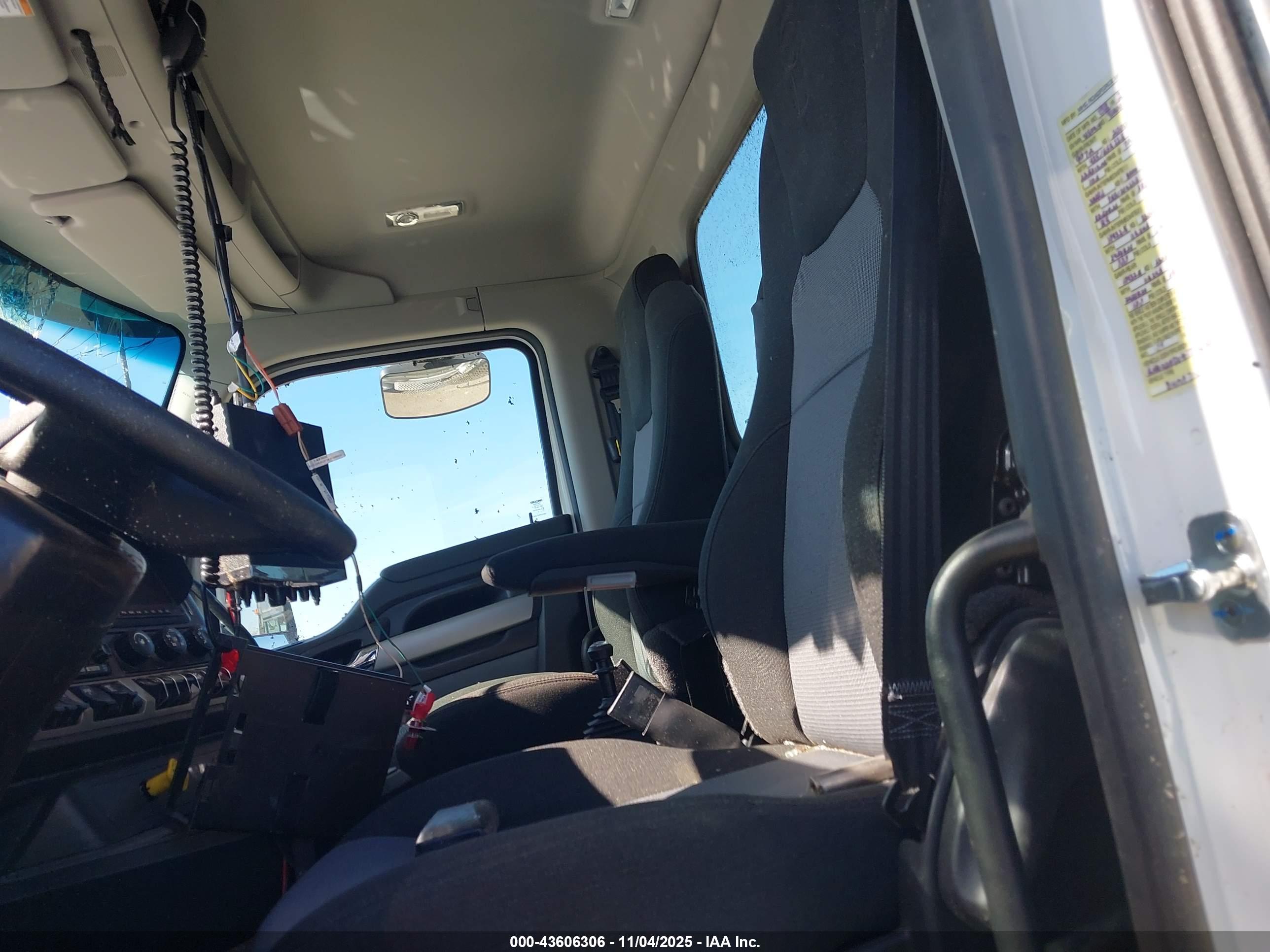 KENWORTH T880 image 8