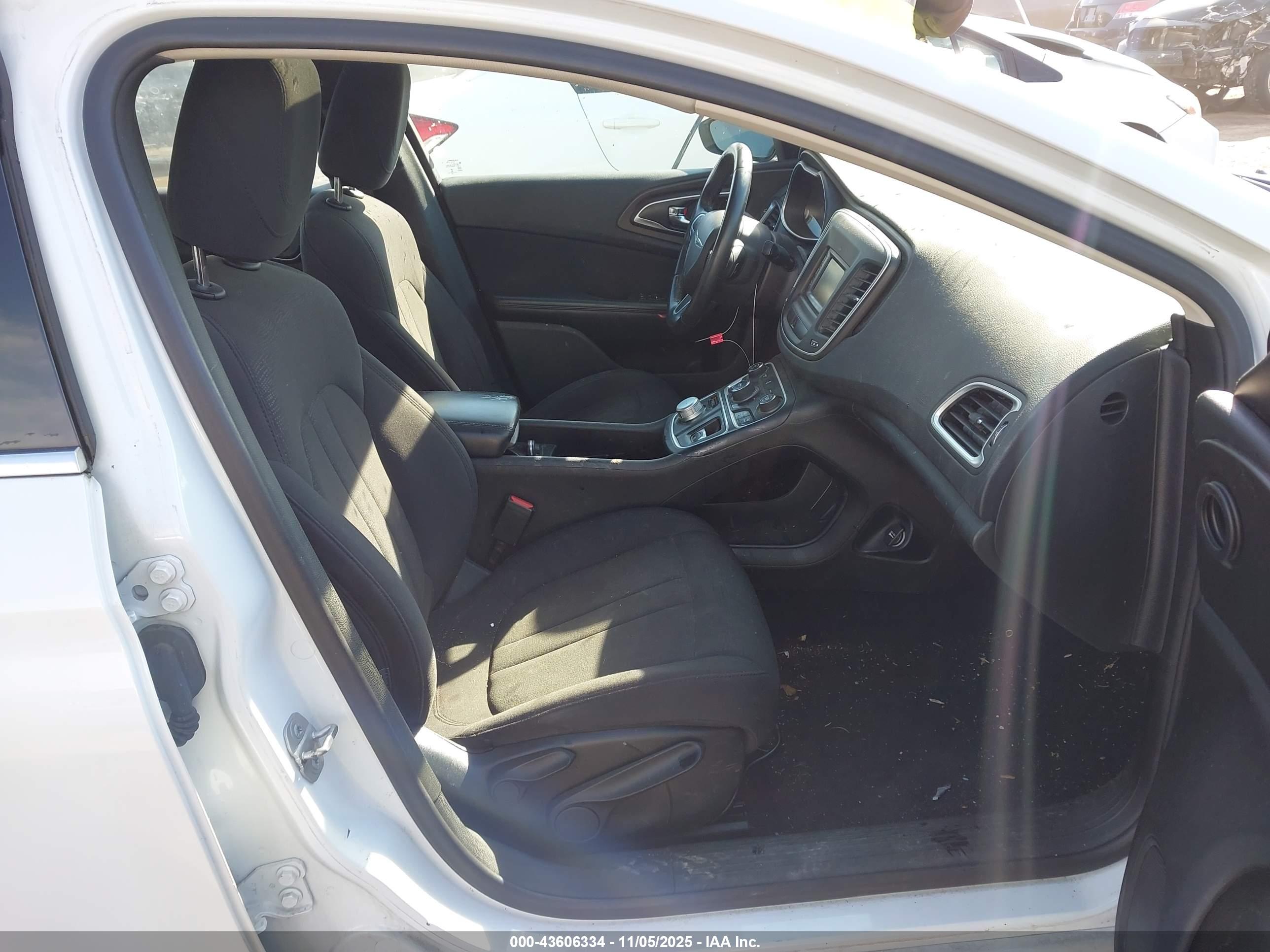 CHRYSLER 200 image 5