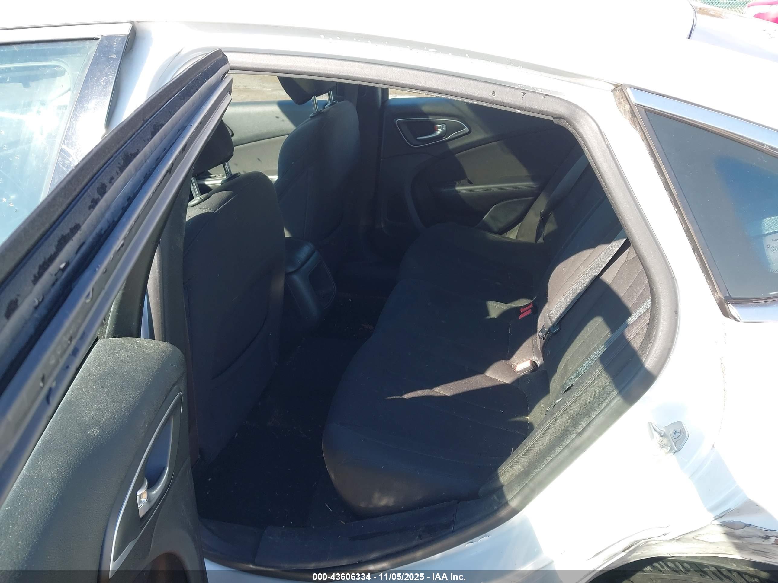 CHRYSLER 200 image 8