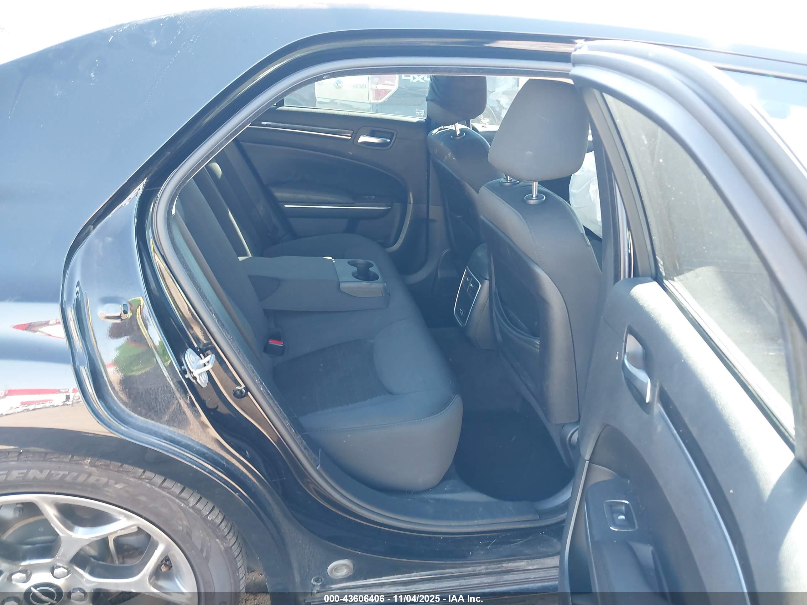 CHRYSLER 300 image 8