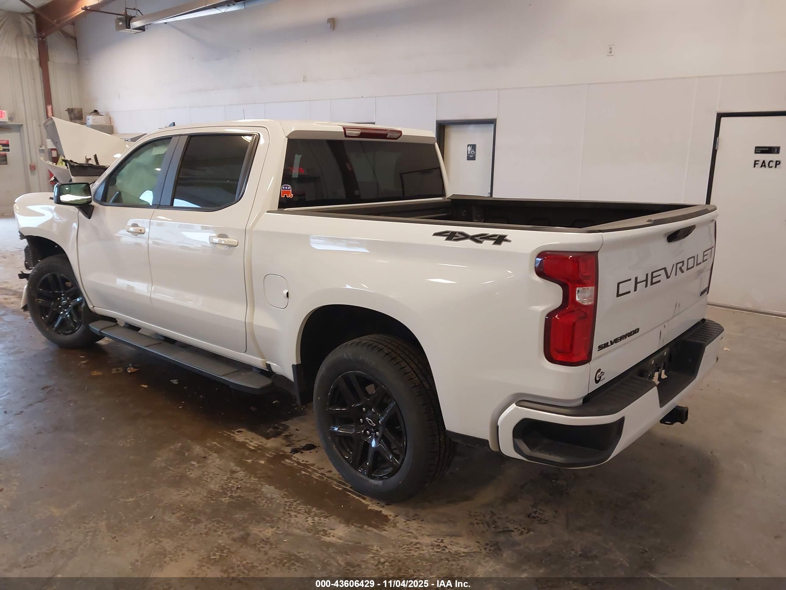 CHEVROLET SILVERADO image 3