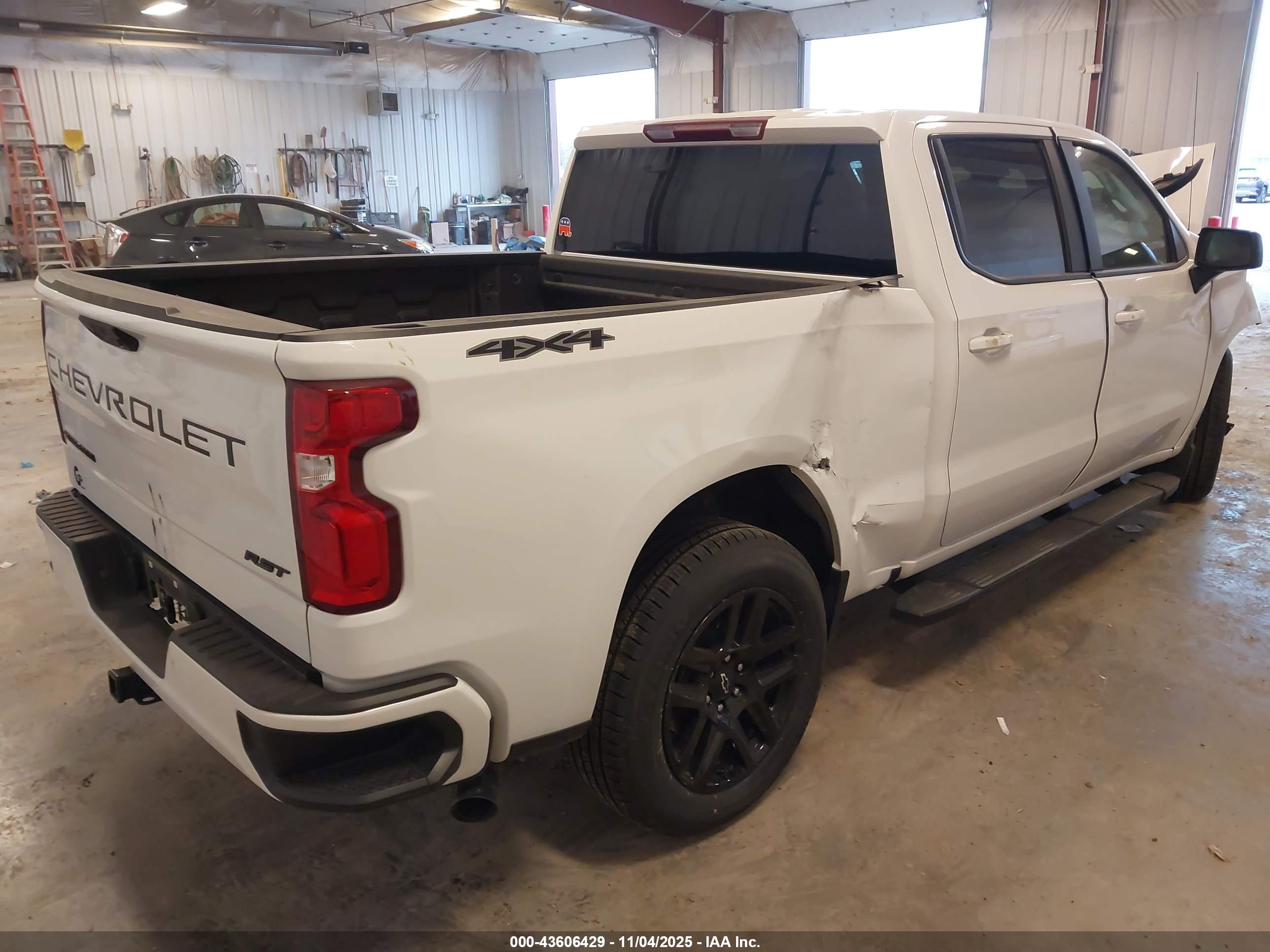 CHEVROLET SILVERADO image 4