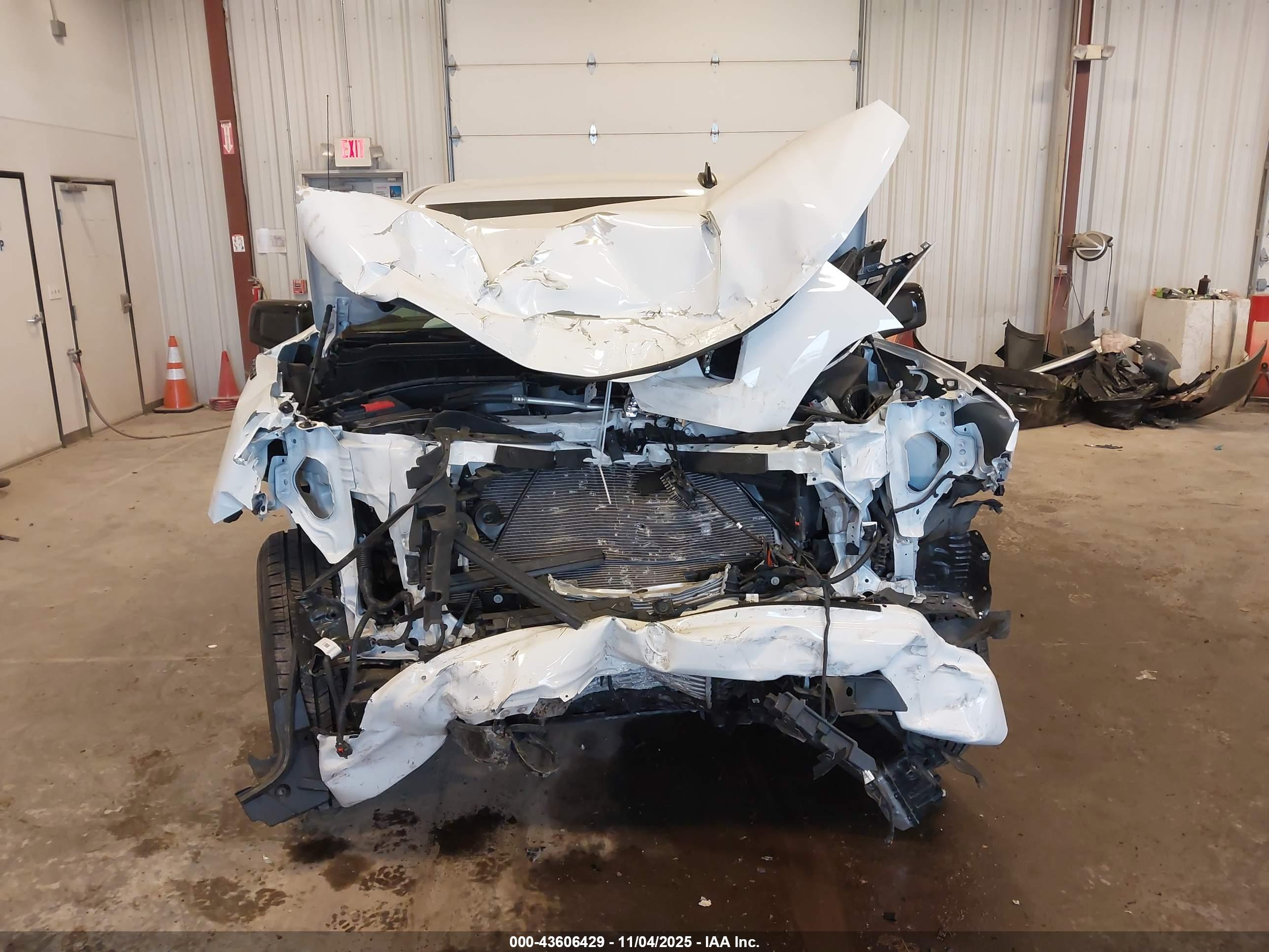 CHEVROLET SILVERADO image 6