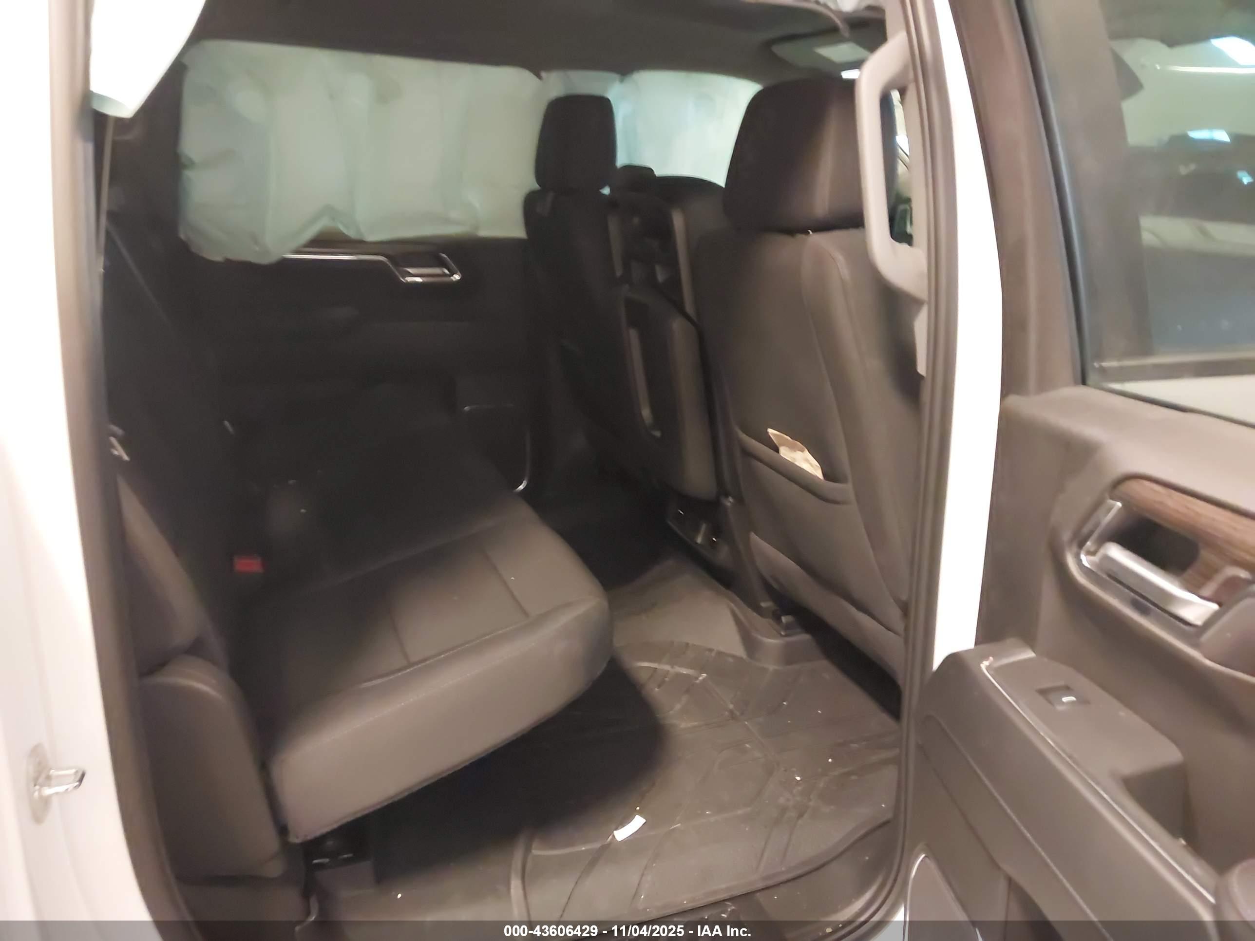 CHEVROLET SILVERADO image 8