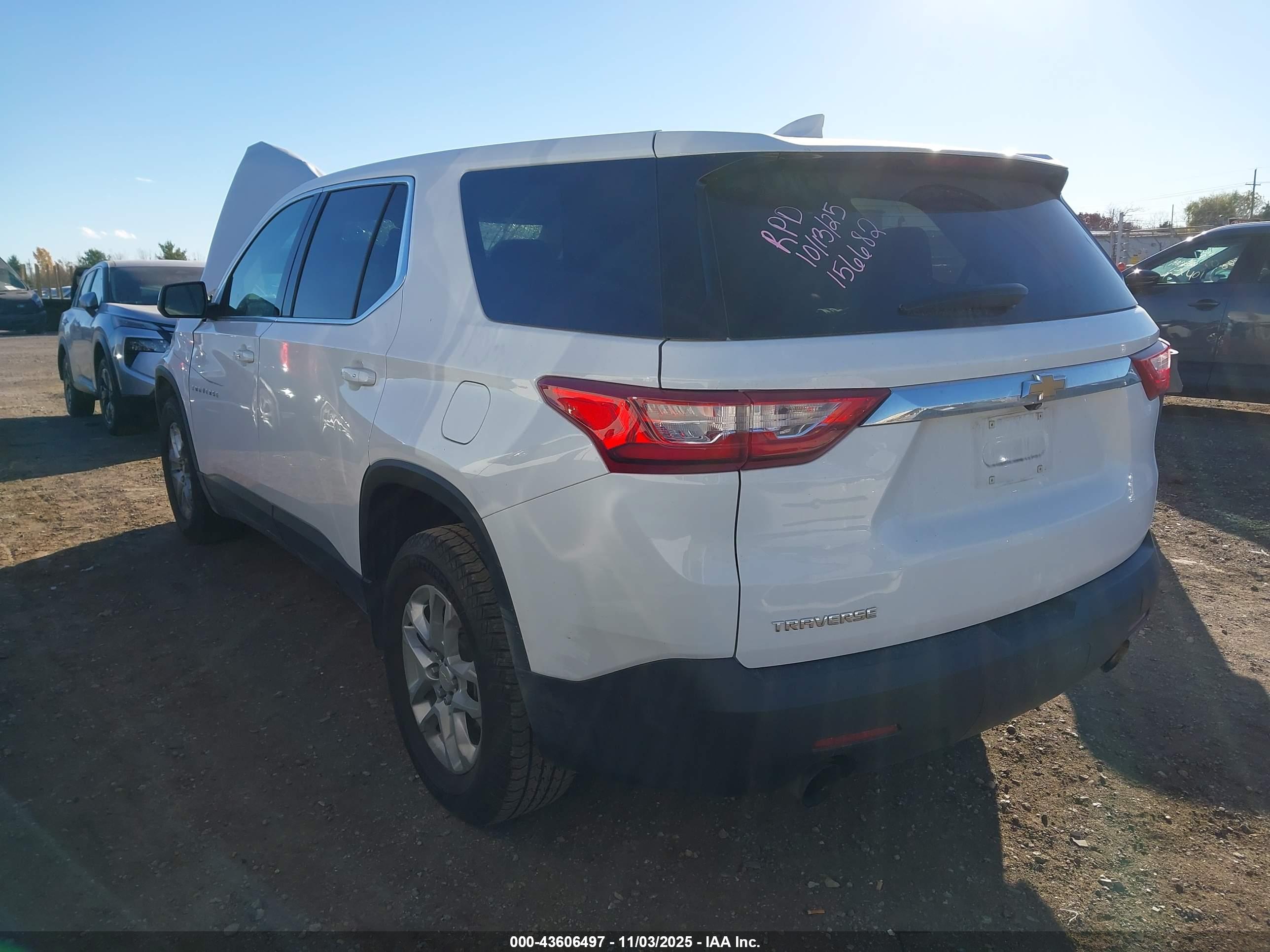 CHEVROLET TRAVERSE image 3