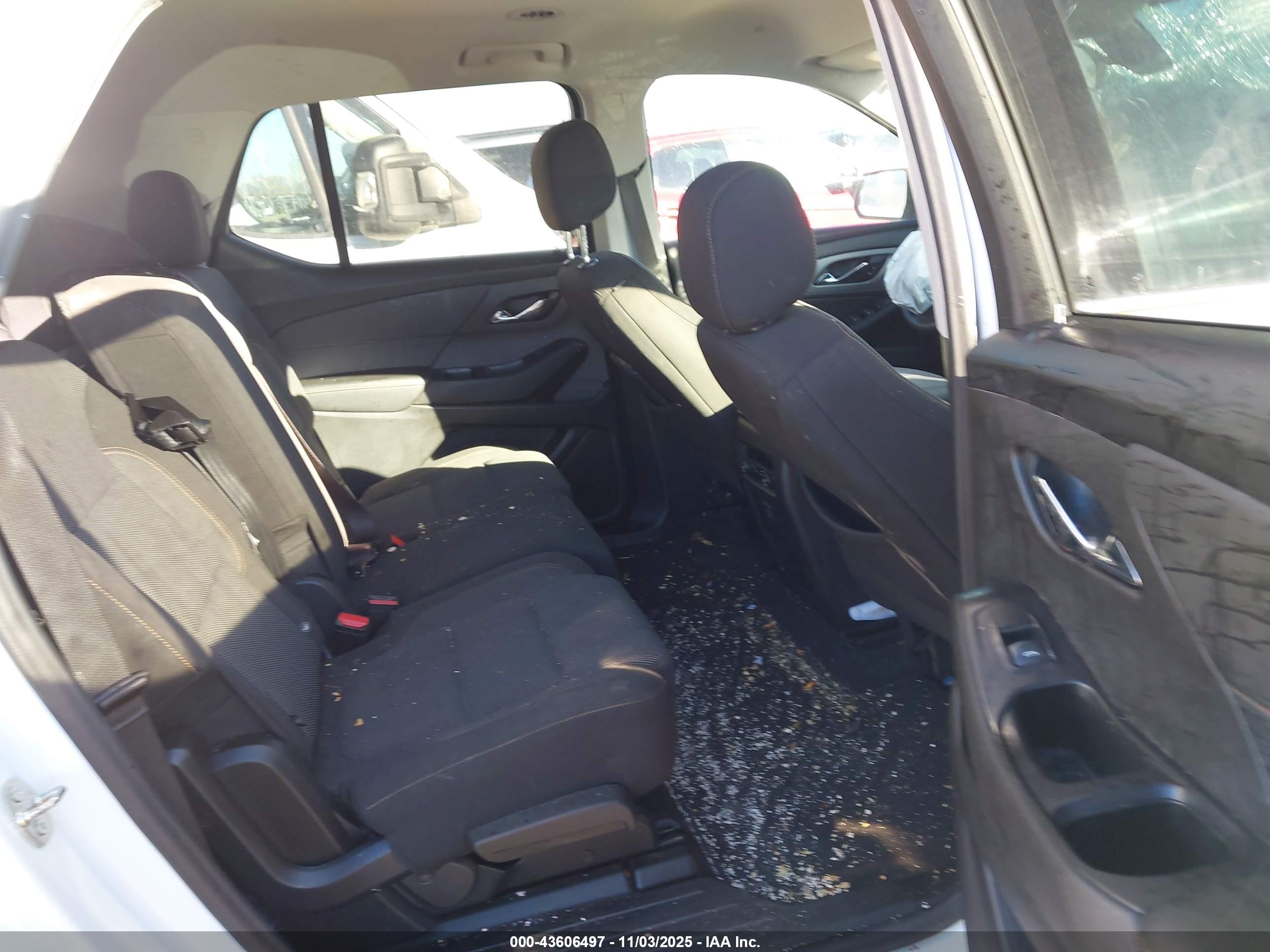 CHEVROLET TRAVERSE image 8