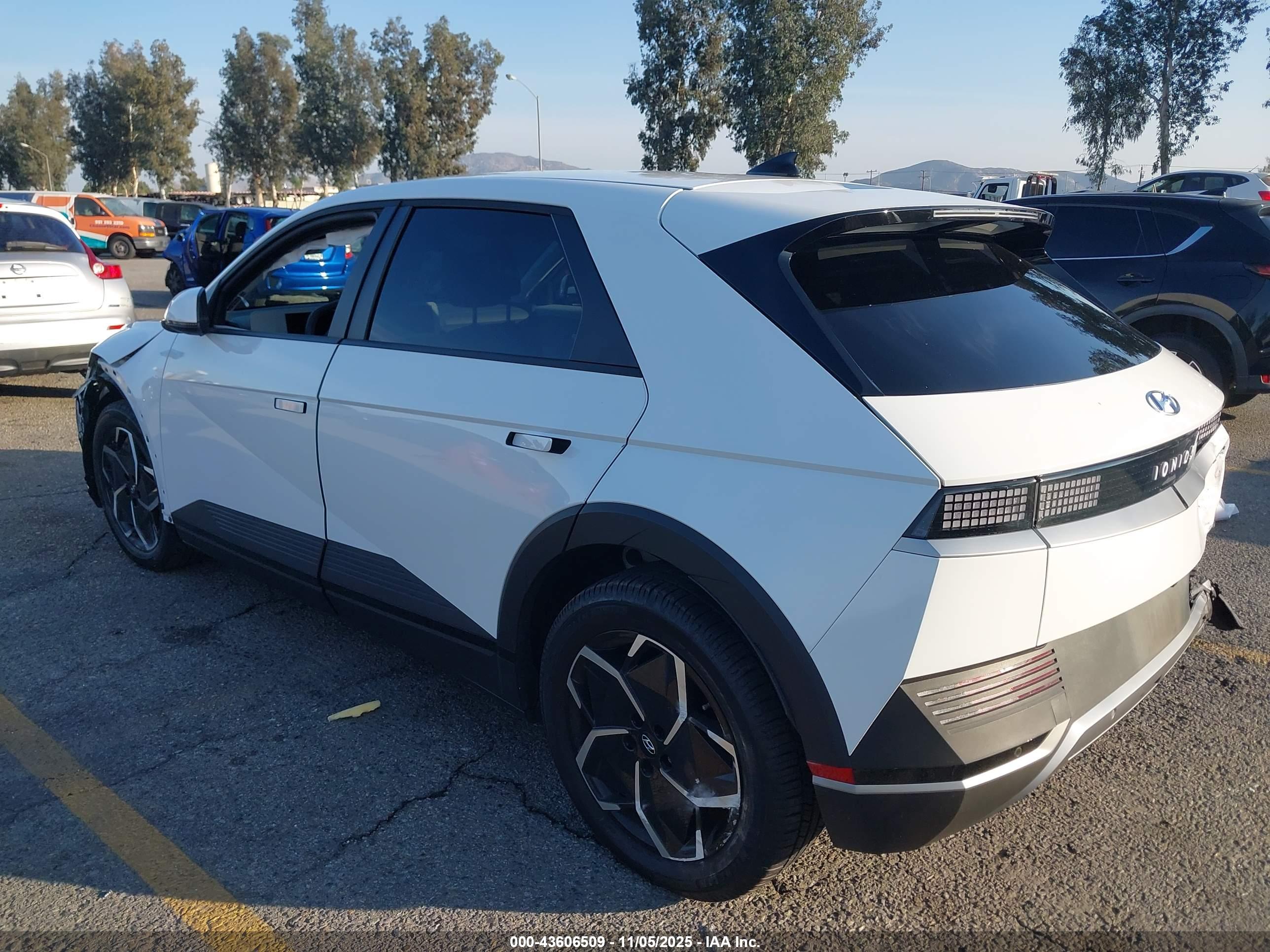 HYUNDAI IONIQ image 3