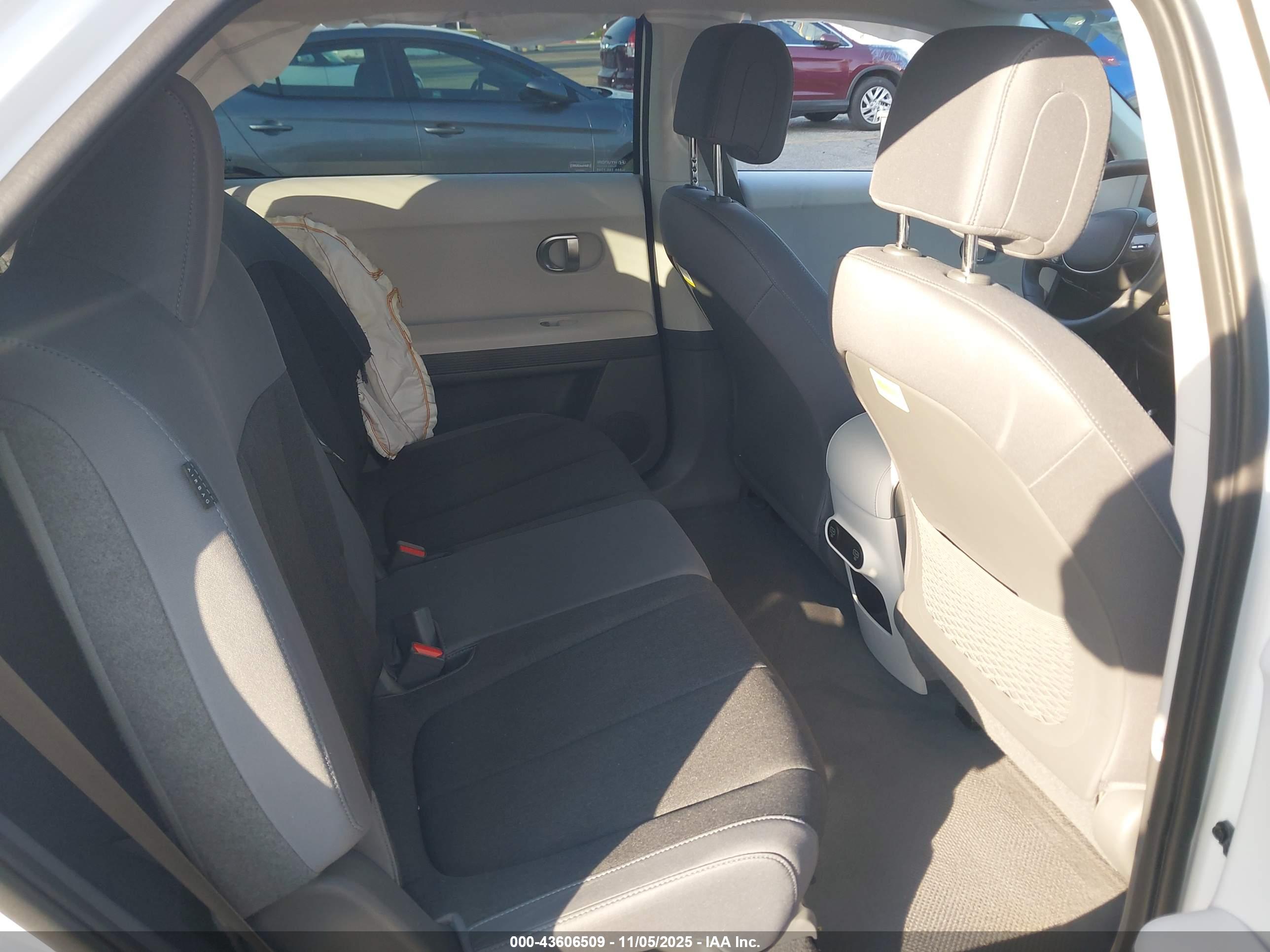 HYUNDAI IONIQ image 8