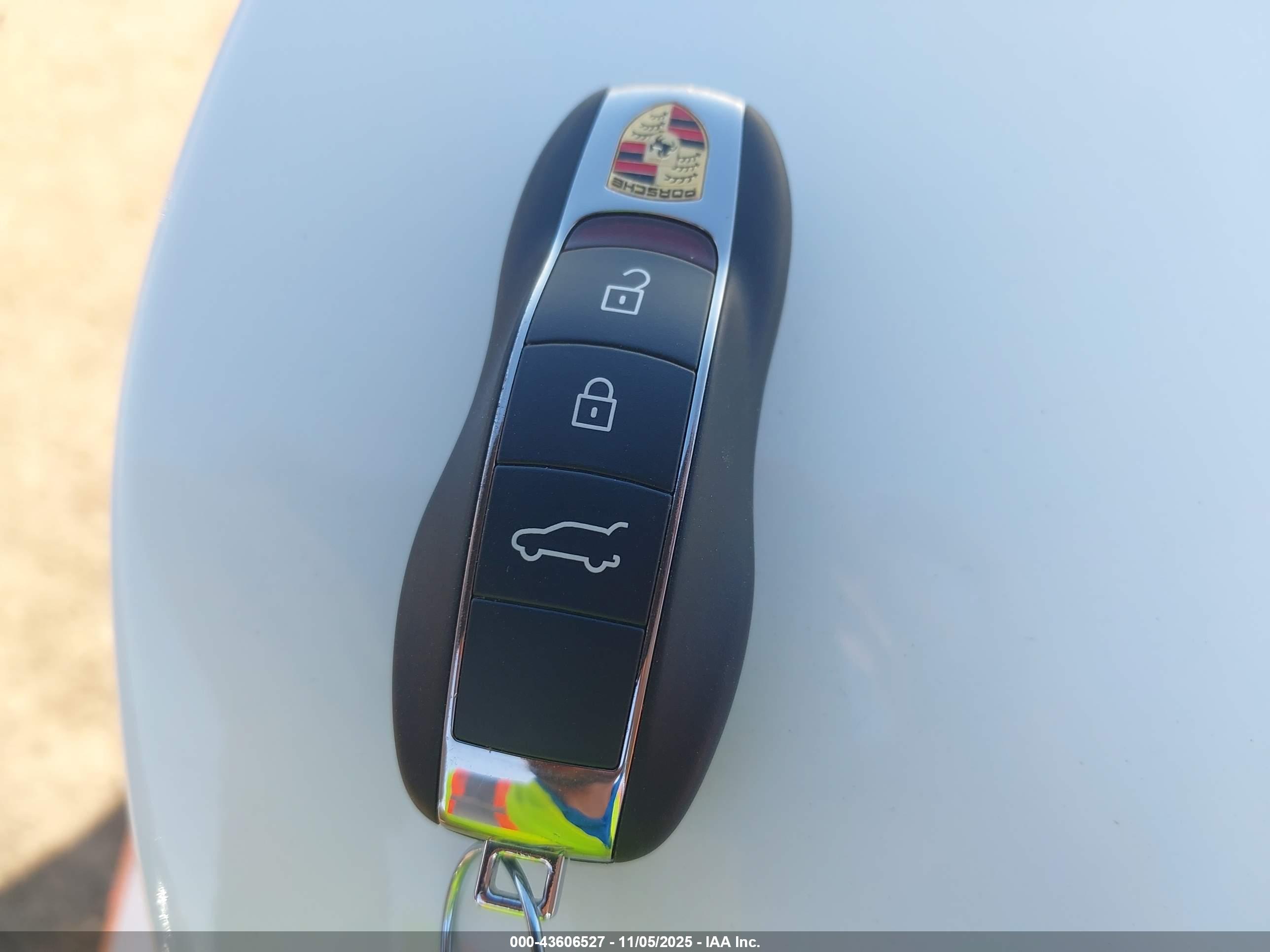 PORSCHE MACAN image 11