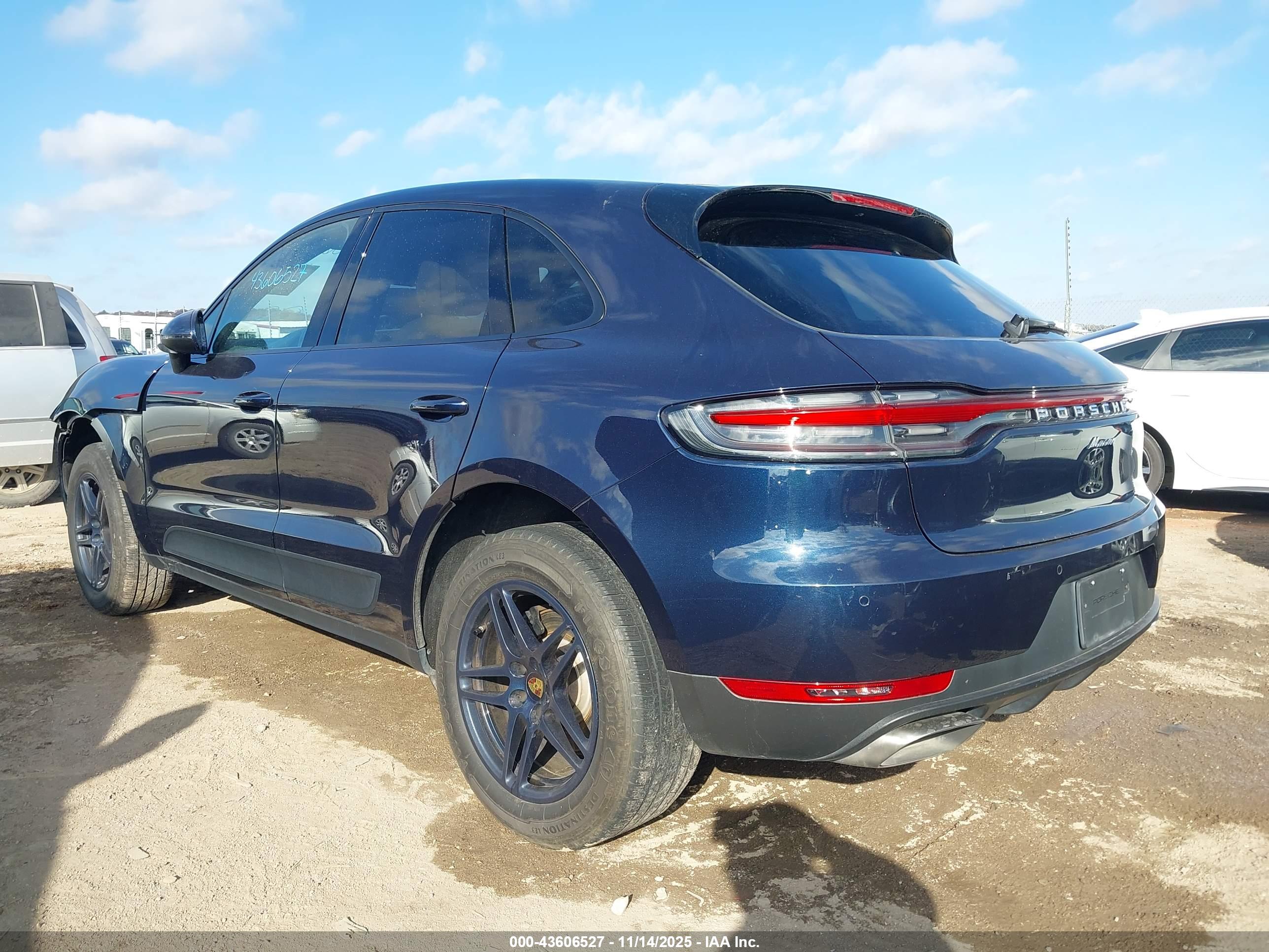 PORSCHE MACAN image 3