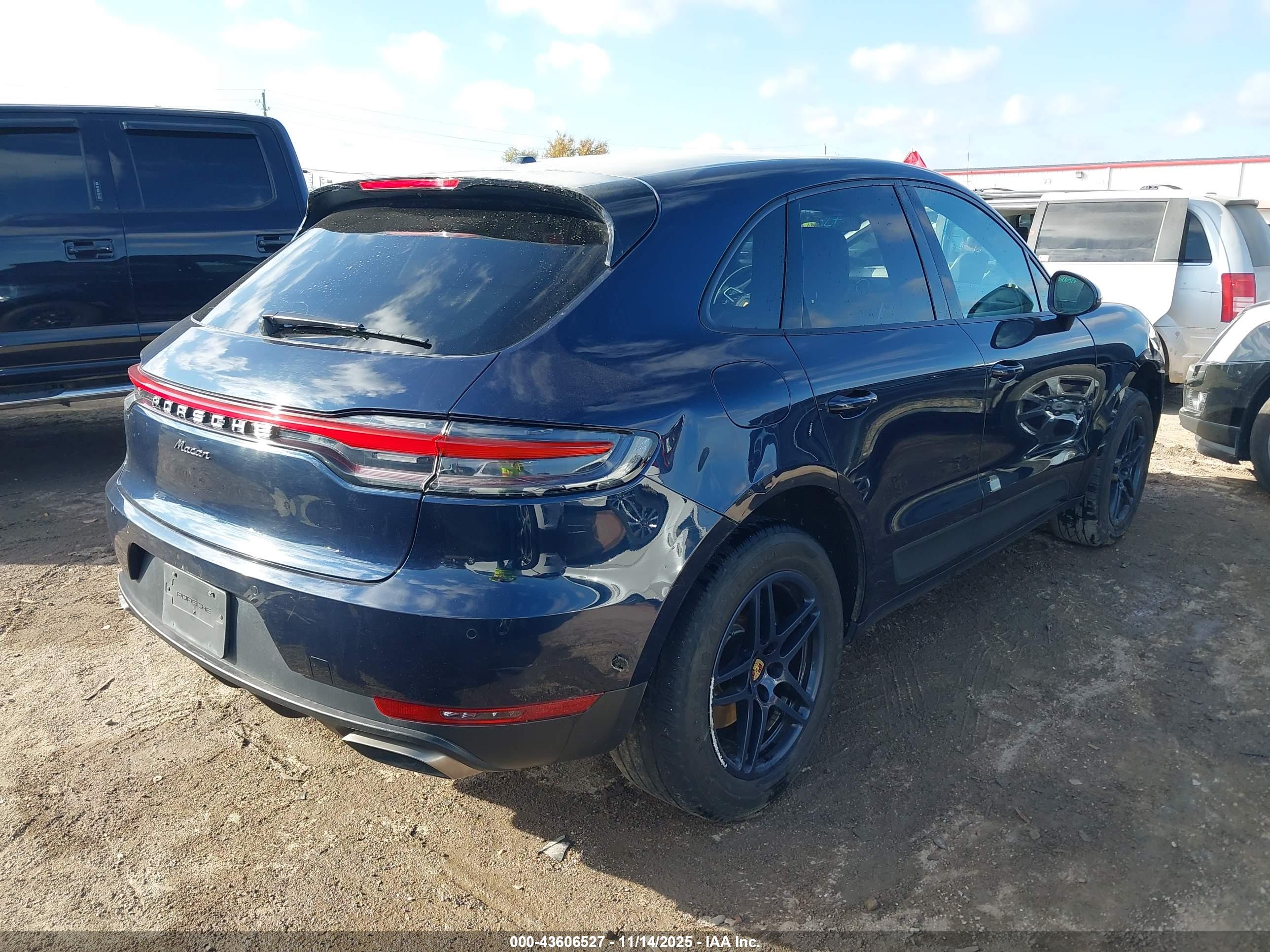 PORSCHE MACAN image 4