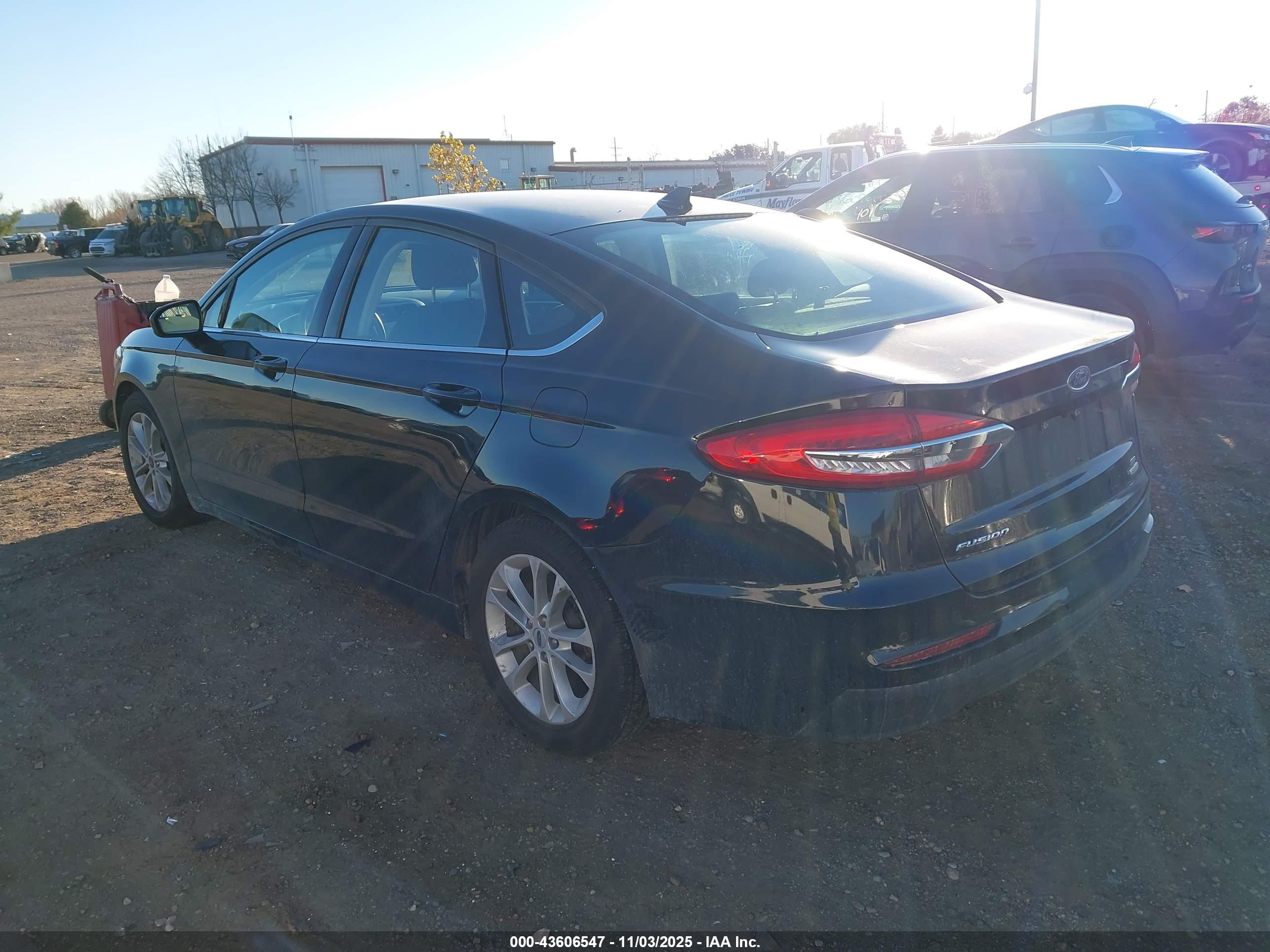 FORD FUSION image 3
