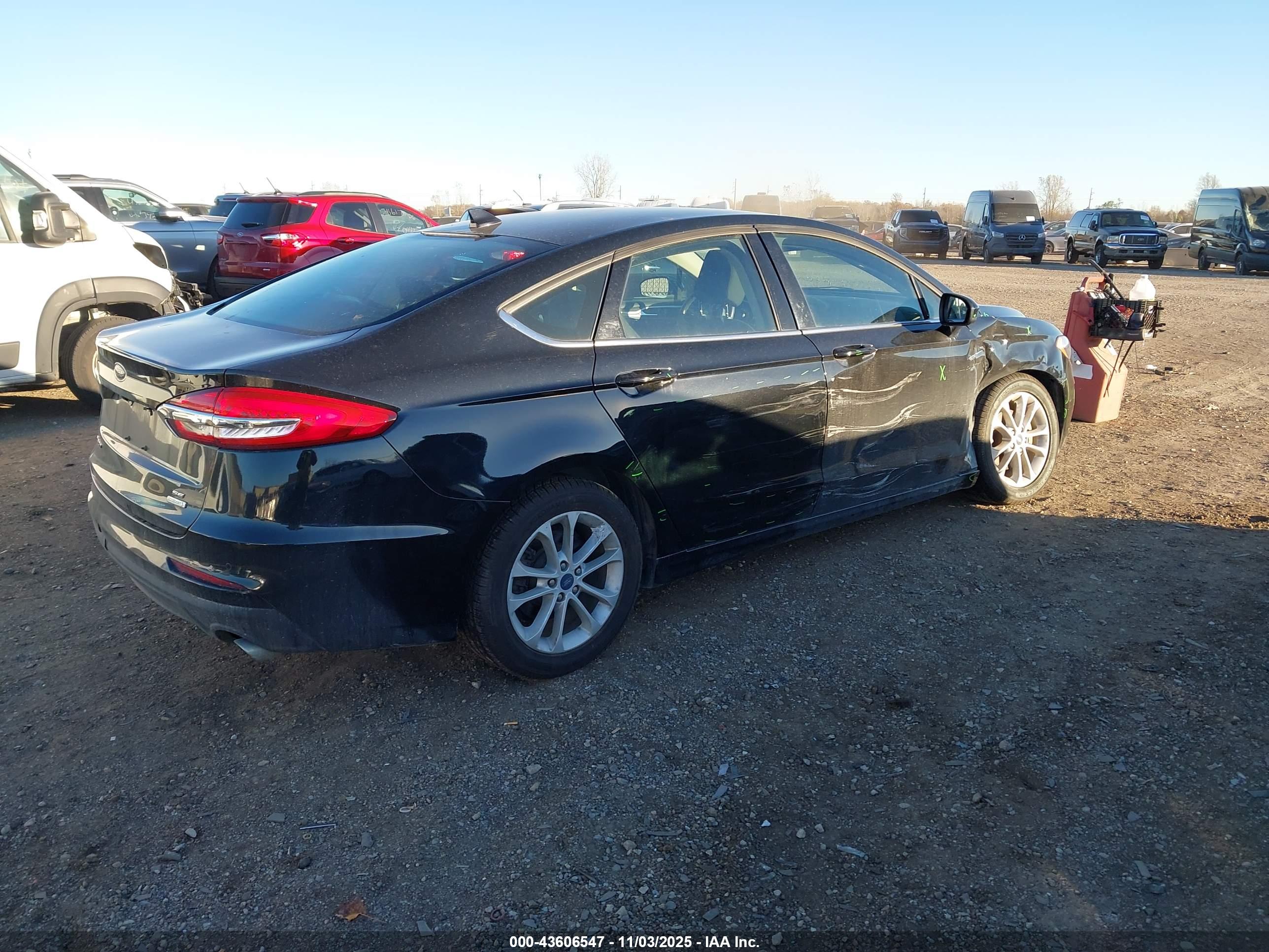 FORD FUSION image 4