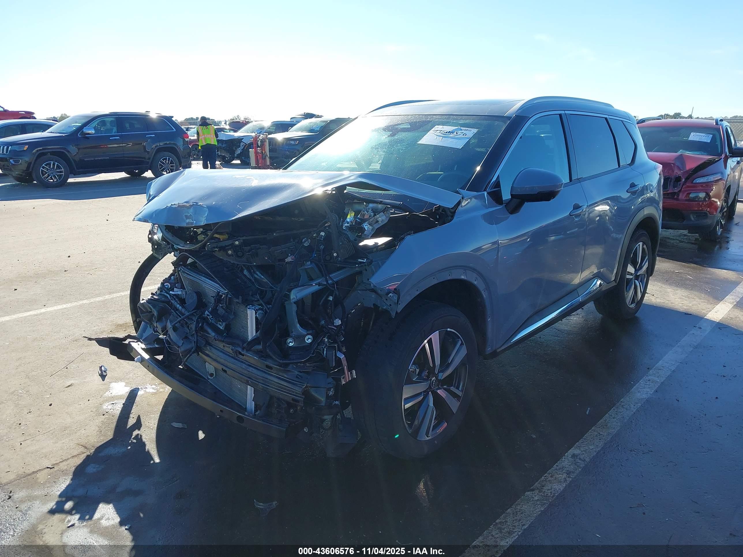 NISSAN ROGUE image 2