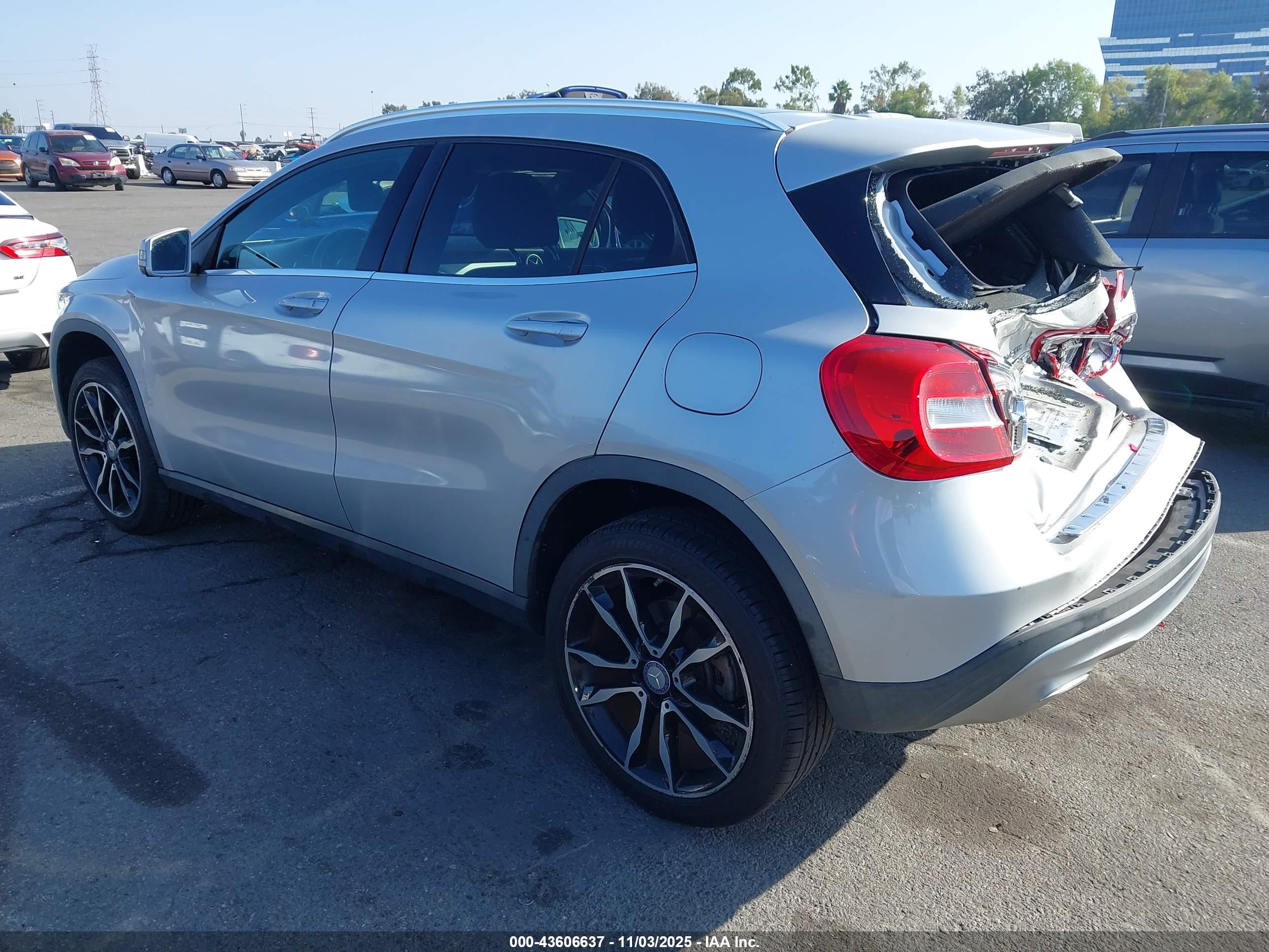 MERCEDES-BENZ GLA image 3