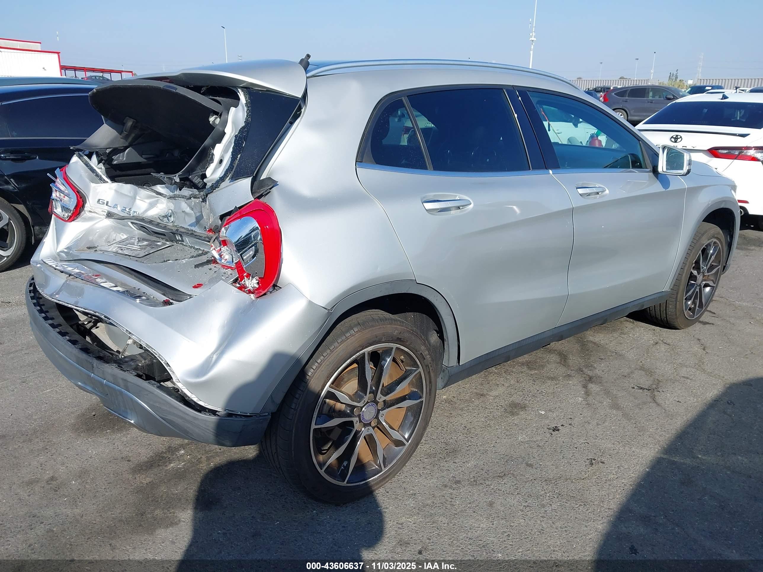 MERCEDES-BENZ GLA image 4